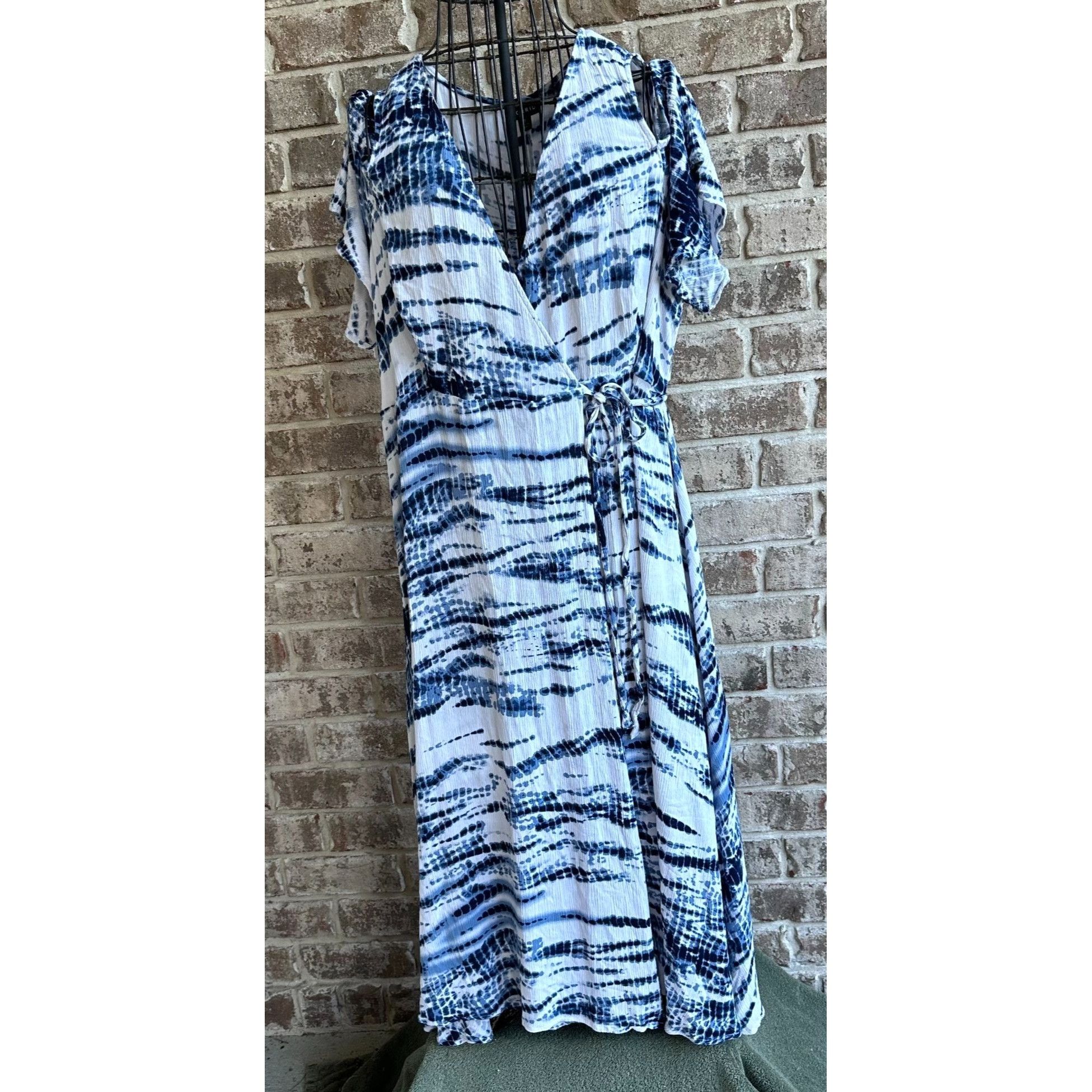Torrid Torrid Blue Tie Dye Gauze Cold Shoulder Wrap Midi Dress 1X Size XXL / US 16-18 / IT 52-54 - 1 Thumbnail