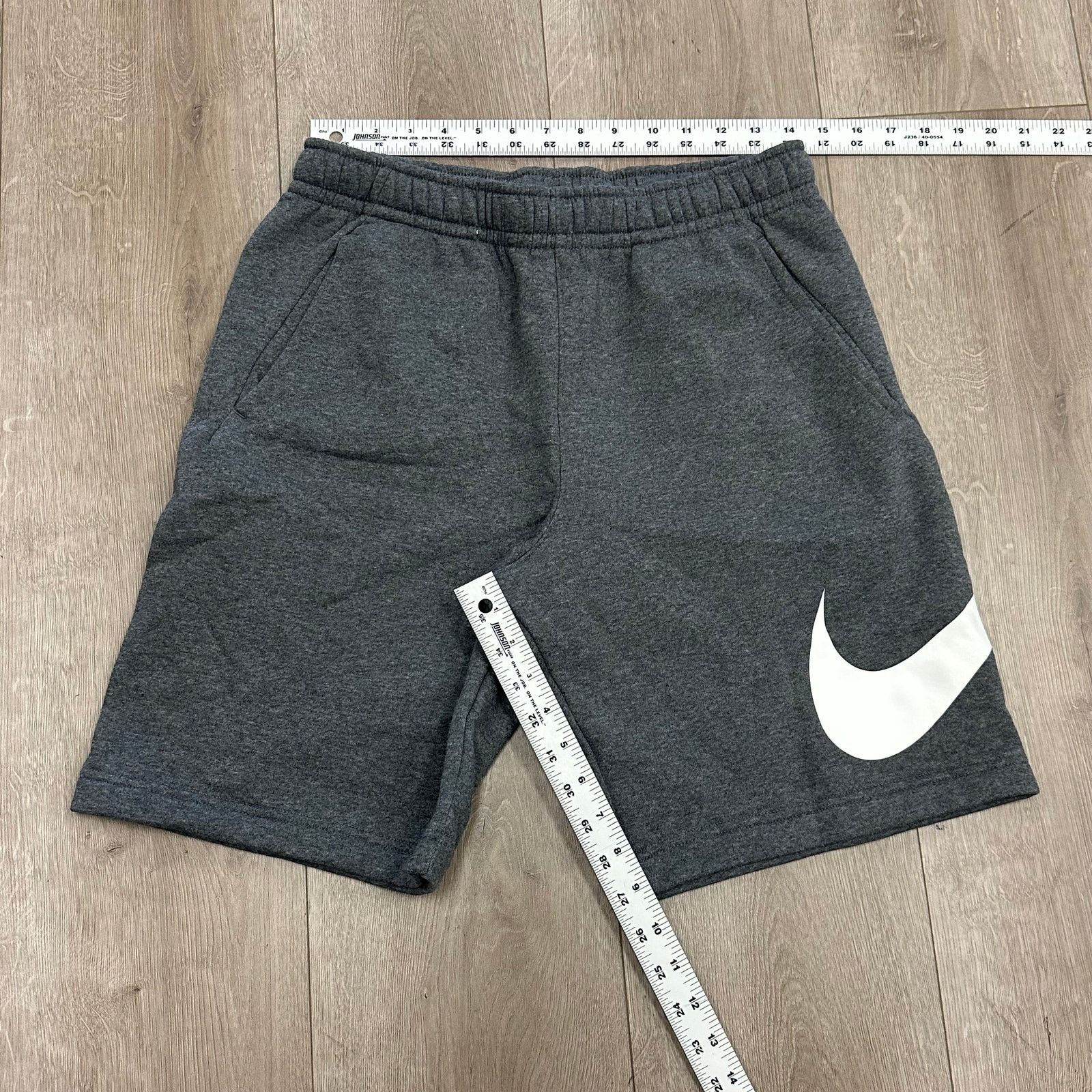 Nike Nike Sportswear Club Fleece graphic shorts Gray Swoosh Logo Size US 30 / EU 46 - 2 Thumbnail