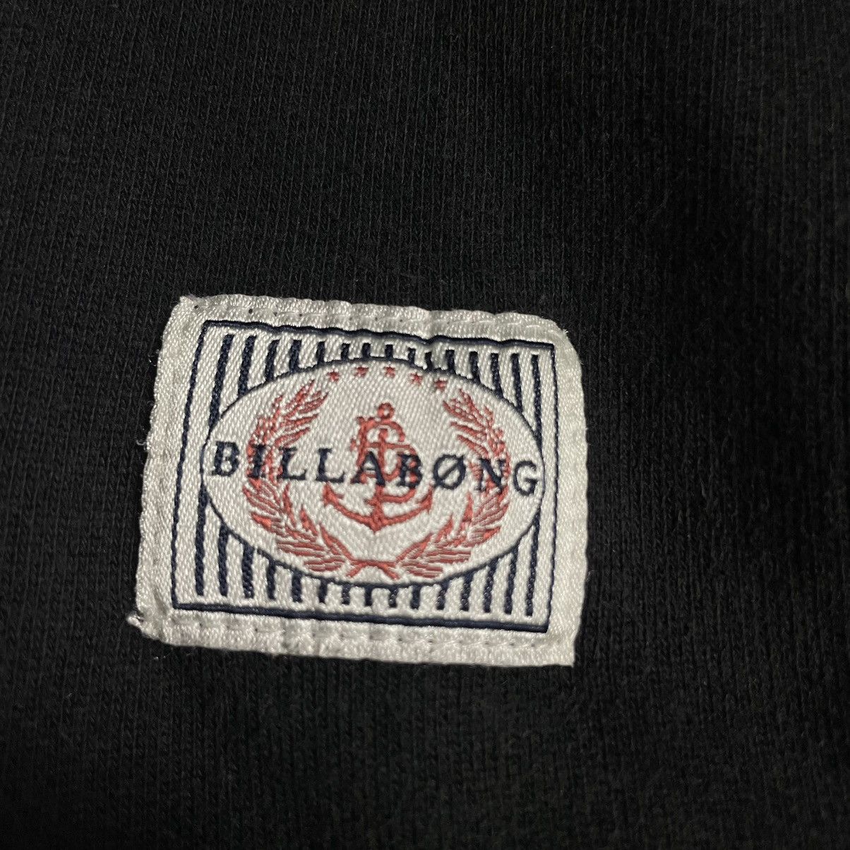 BILLABONG EMBROIDERED SPELL OUT SWEATSHIRT