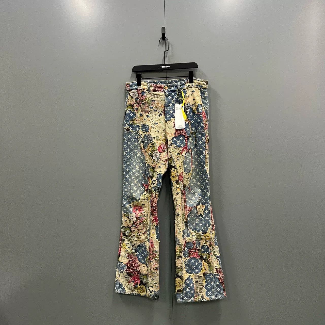 Louis Vuitton Louis Vuitton Distressed Floral Embroidered Jeans Size 32" / US 10 / IT 46 - 1 Thumbnail