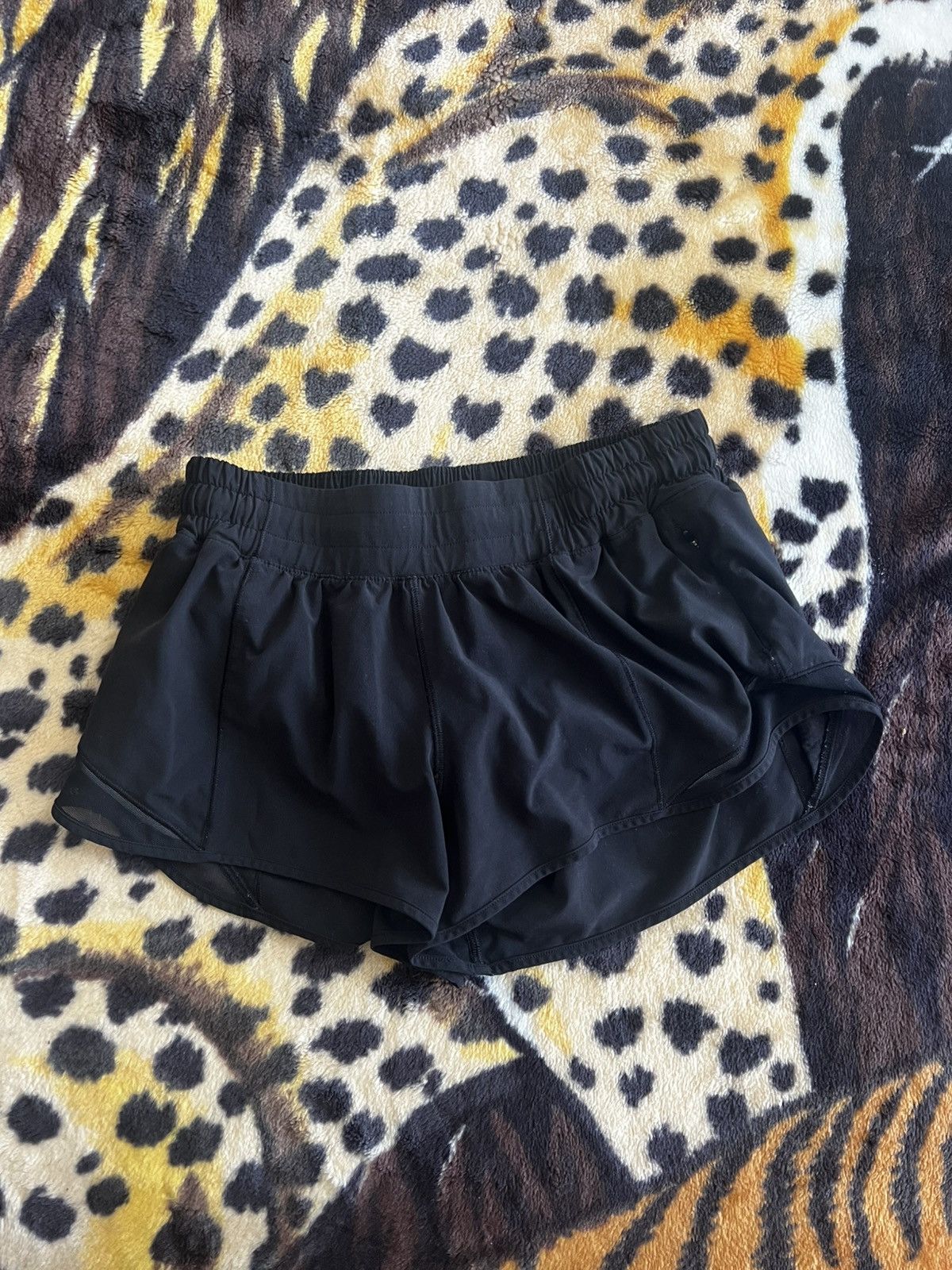 Lululemon Lululemon Activewear Women’s Shorts Size 28" / US 6 / IT 42 - 4 Thumbnail