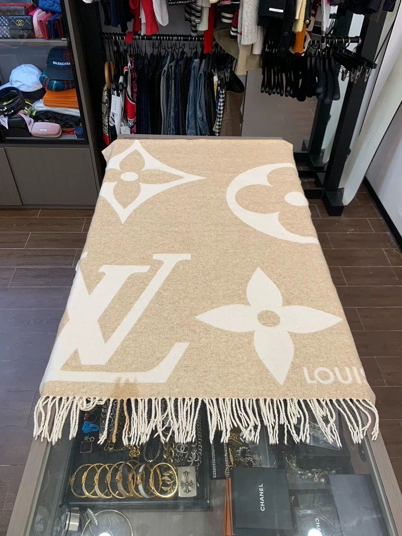 Louis Vuitton Louis Vuitton Beige Wool Fringe Scarf Shawl- Size ONE SIZE - 3 Thumbnail