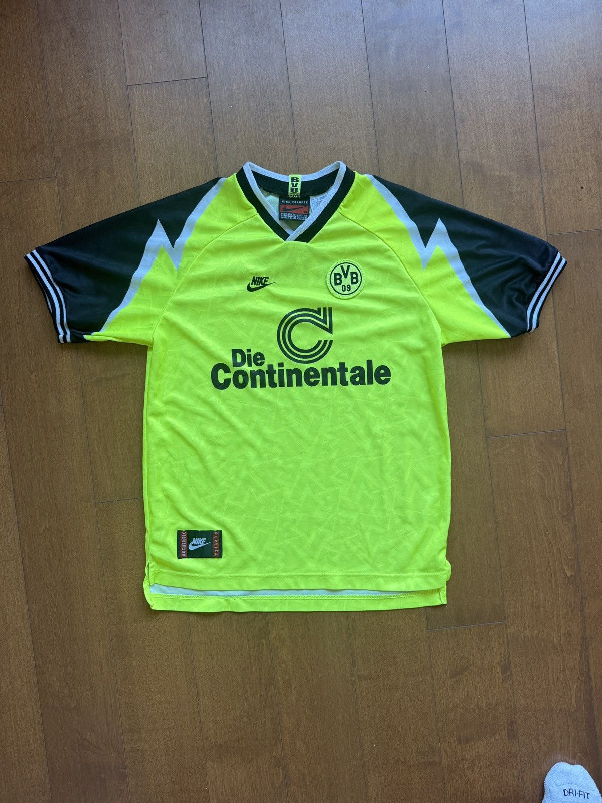 Nike Authentic Borussia Dortmund 95/96 jersey Size US M / EU 48-50 / 2 - 1 Thumbnail