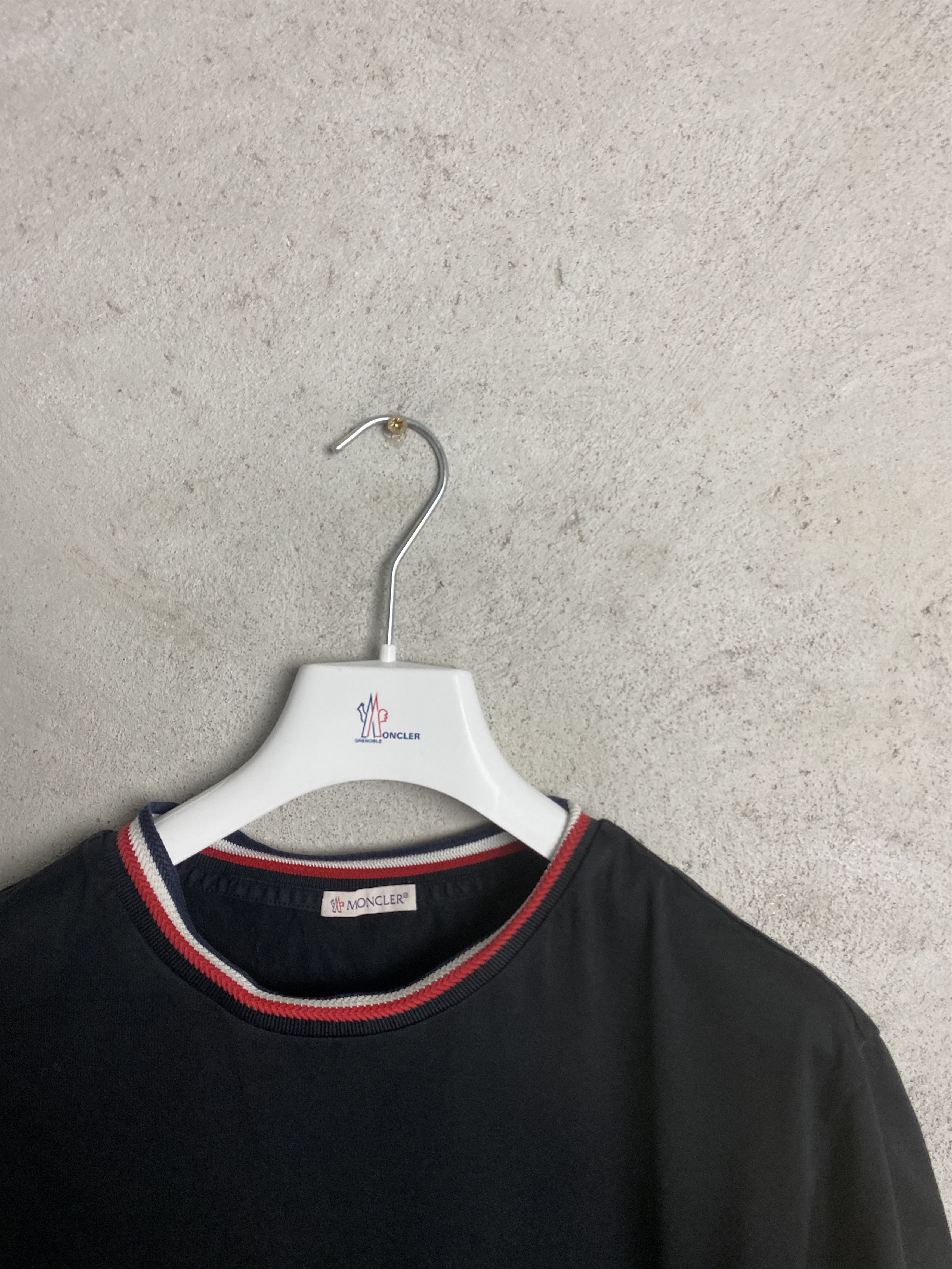 Moncler Moncler small arm logo t-shirt tee casual Size US XL / EU 56 / 4 - 2 Thumbnail
