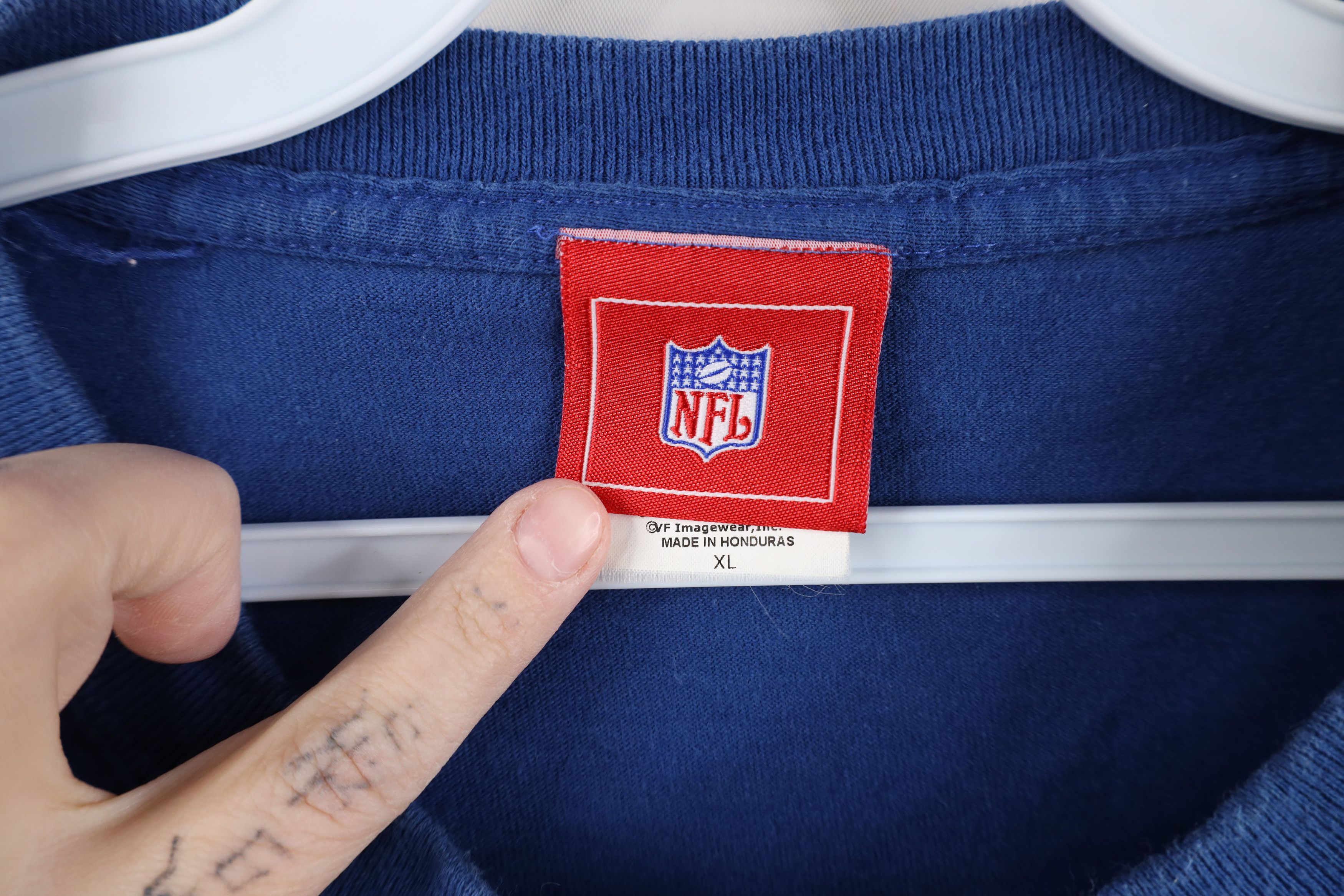 Vintage Vintage Y2K 2005 NFL Indianapolis Football T-Shirt Blue Size US XL / EU 56 / 4 - 9 Thumbnail