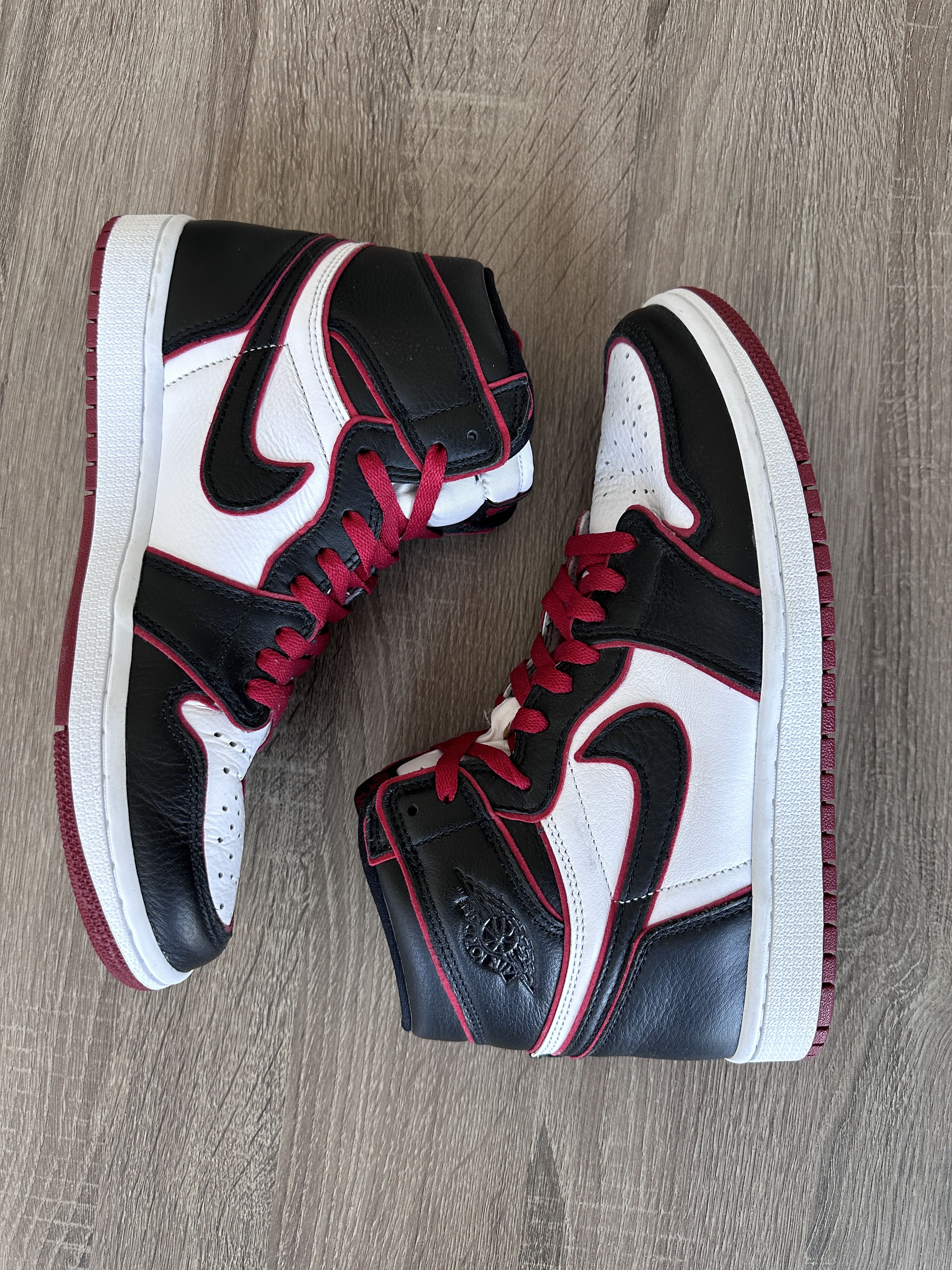 Nike Jordan 1 Retro High Bloodline 2019 (White/Black/Red) Size US 8 / EU 41 - 1 Thumbnail