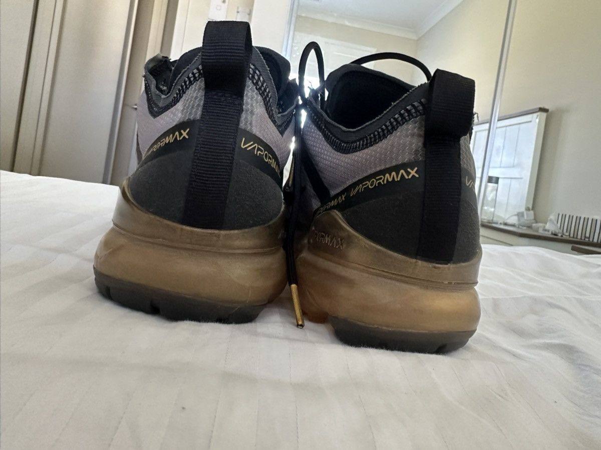 Nike Nike Air VaporMax 2019 Black Metallic Gold Size US 10 / EU 43 - 2 Thumbnail