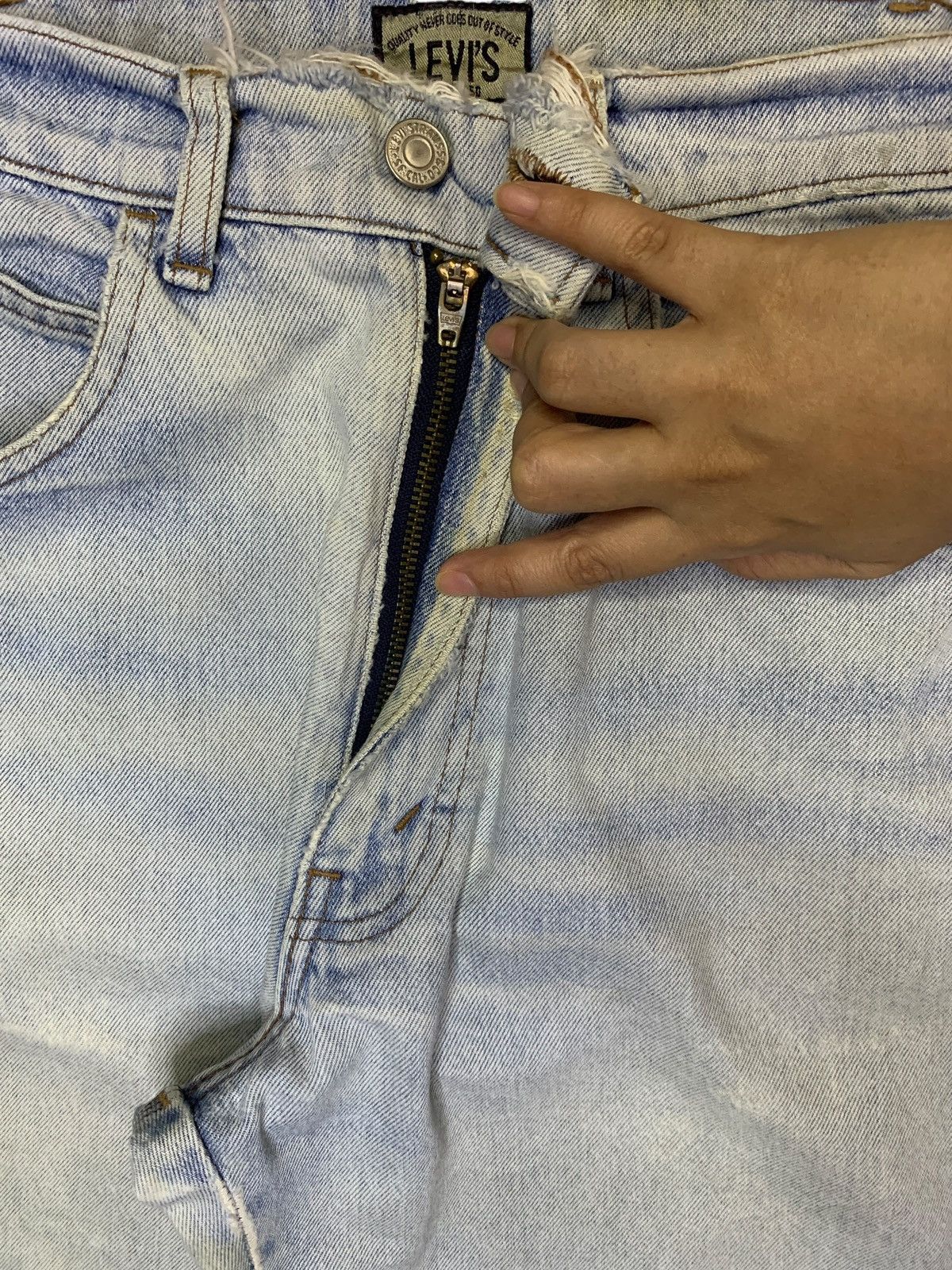 Levi's SALES🔥Vintage 90s Levis Signature Light Wash Distress Jeans Size US 32 / EU 48 - 3 Thumbnail