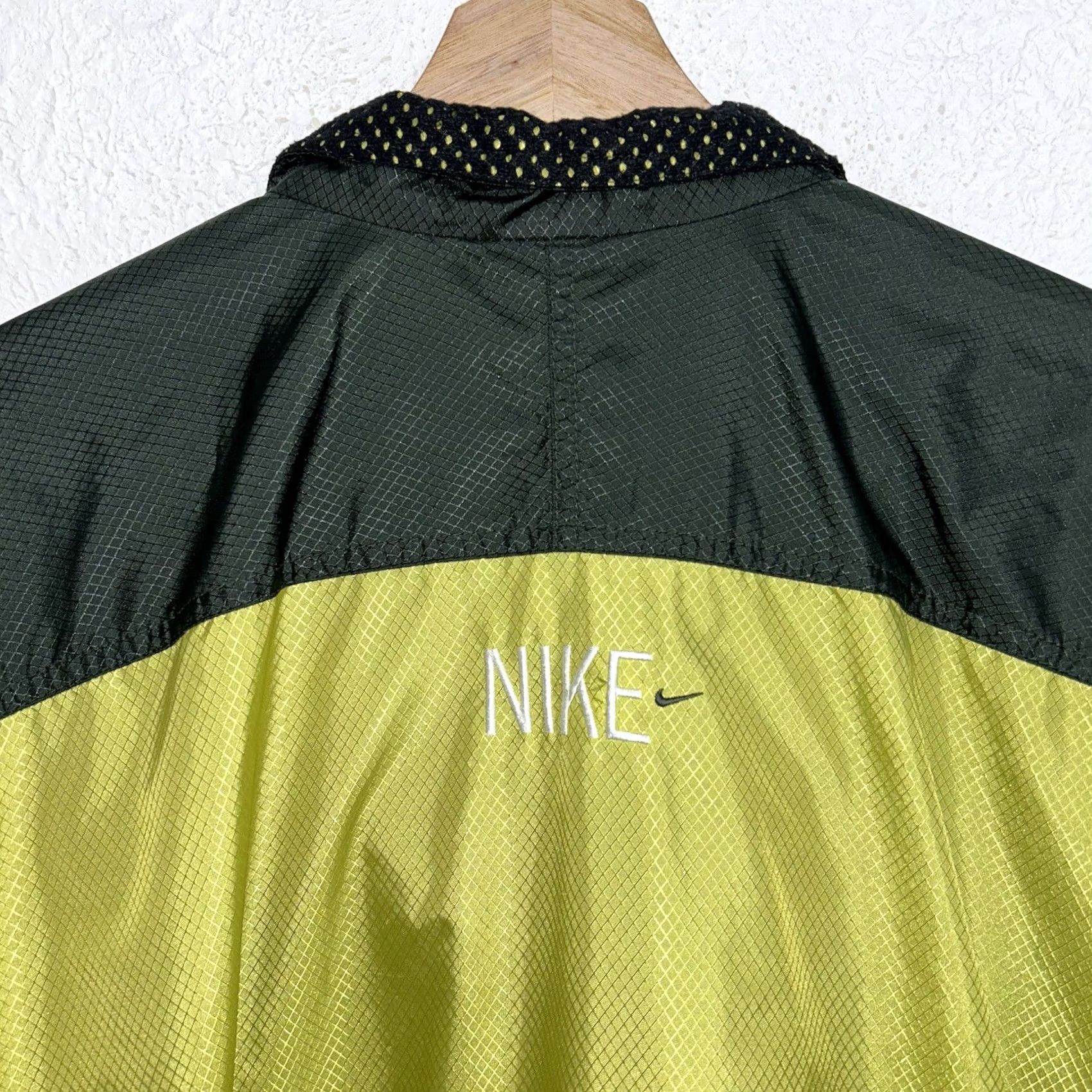 Nike VINTAGE Nike Windbreaker Jacket Green Full Zip Men’s Small Shirt Size US S / EU 44-46 / 1 - 7 Thumbnail