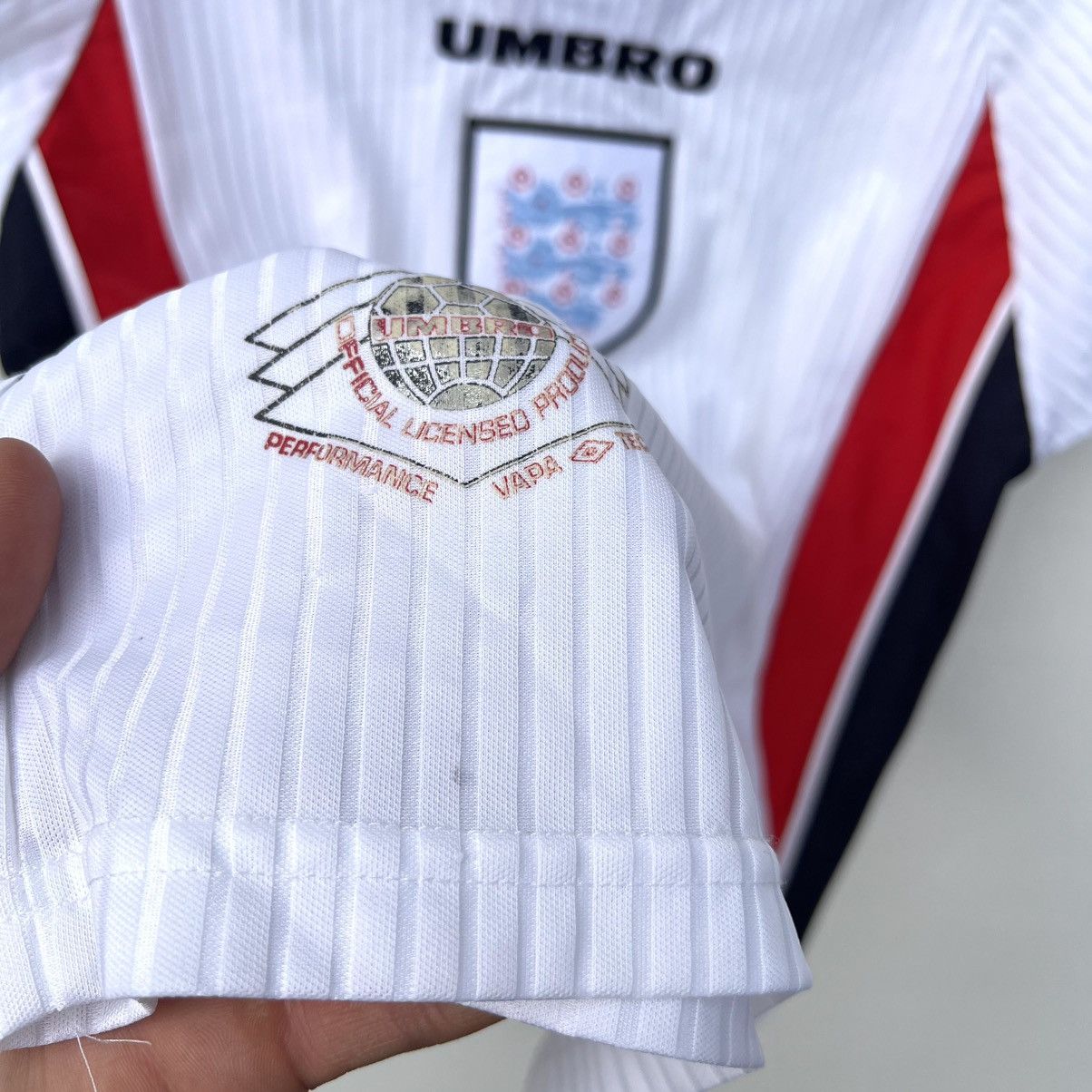 Umbro ENGLAND 1997 1998 HOME FOOTBALL SHIRT SOCCER JERSEY UMBRO Size US L / EU 52-54 / 3 - 9 Thumbnail