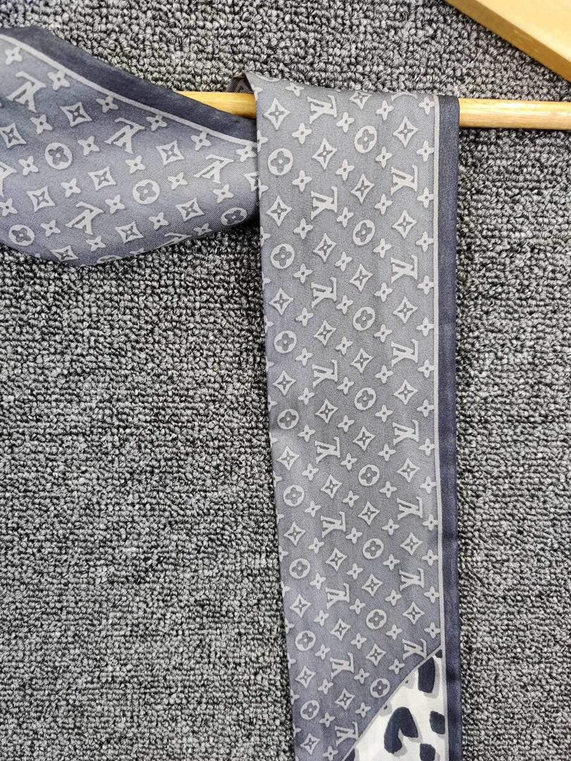 Louis Vuitton Louis Vuitton Monogram Silk Scarf Leopard Size ONE SIZE - 2 Thumbnail