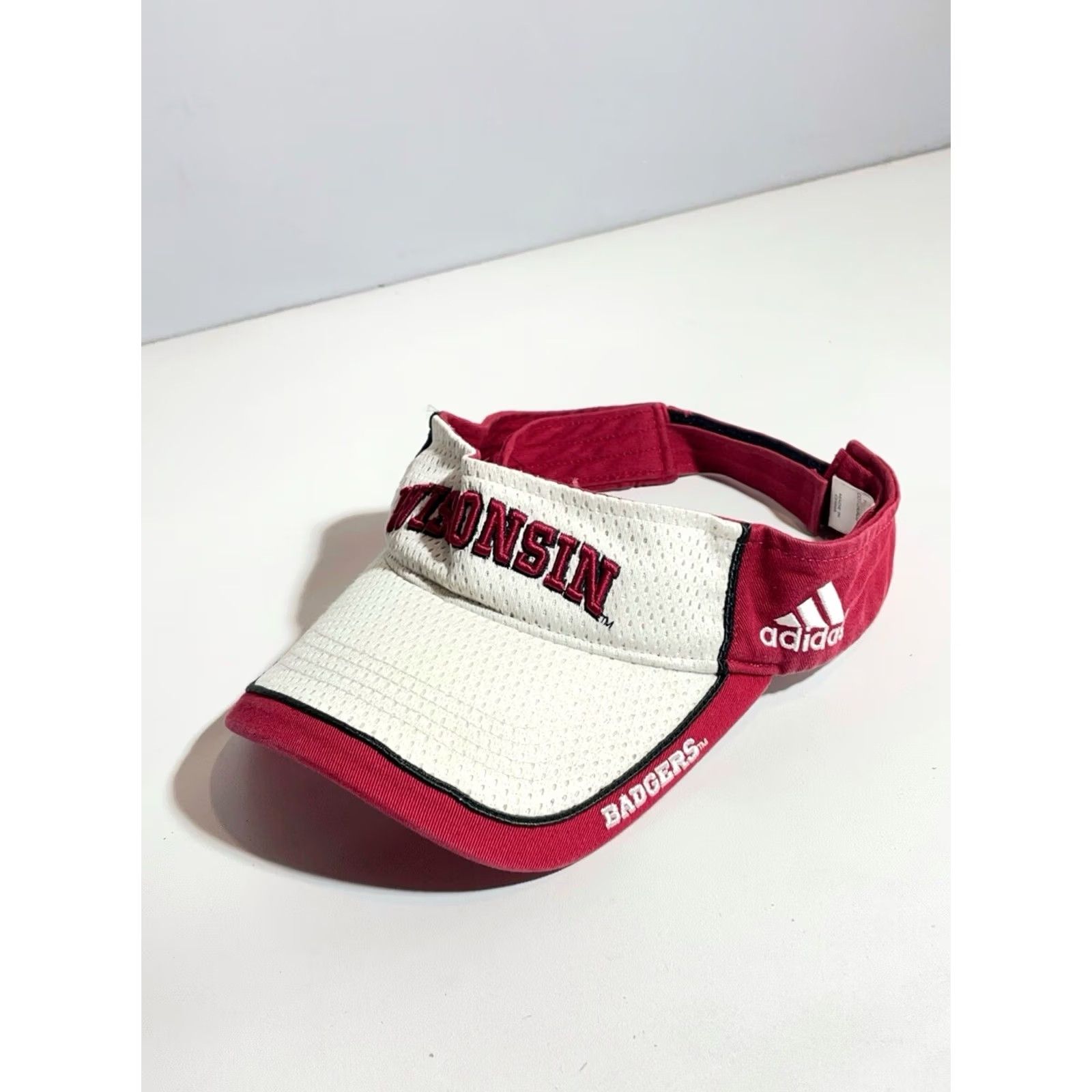 Adidas Wisconsin Badgers Adidas Visor Sun Hat Golf Tennis Beach Cap Adjustable Men One Size Red White Visor Beach Adjustable Women? Size ONE SIZE - 2 Thumbnail