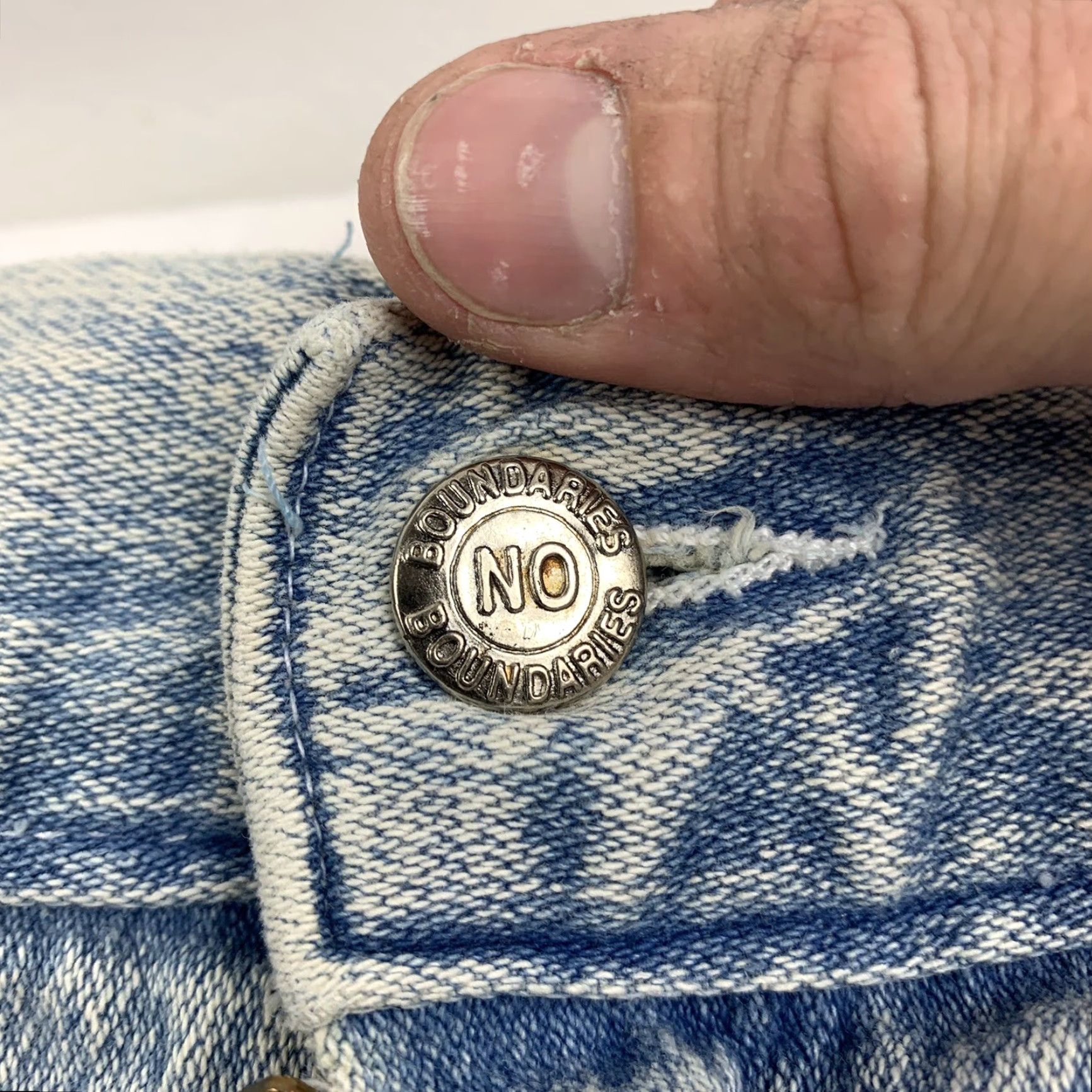 Vintage VINTAGE No Boundaries Jeans Womens 16 Blue Worn Thrashed Faded Y2K 90s VTG - Straight, Pockets, Zip, Button, Regular - 90s American Era Women’s Jeans Size 38" / US 16 / IT 52 - 4 Thumbnail