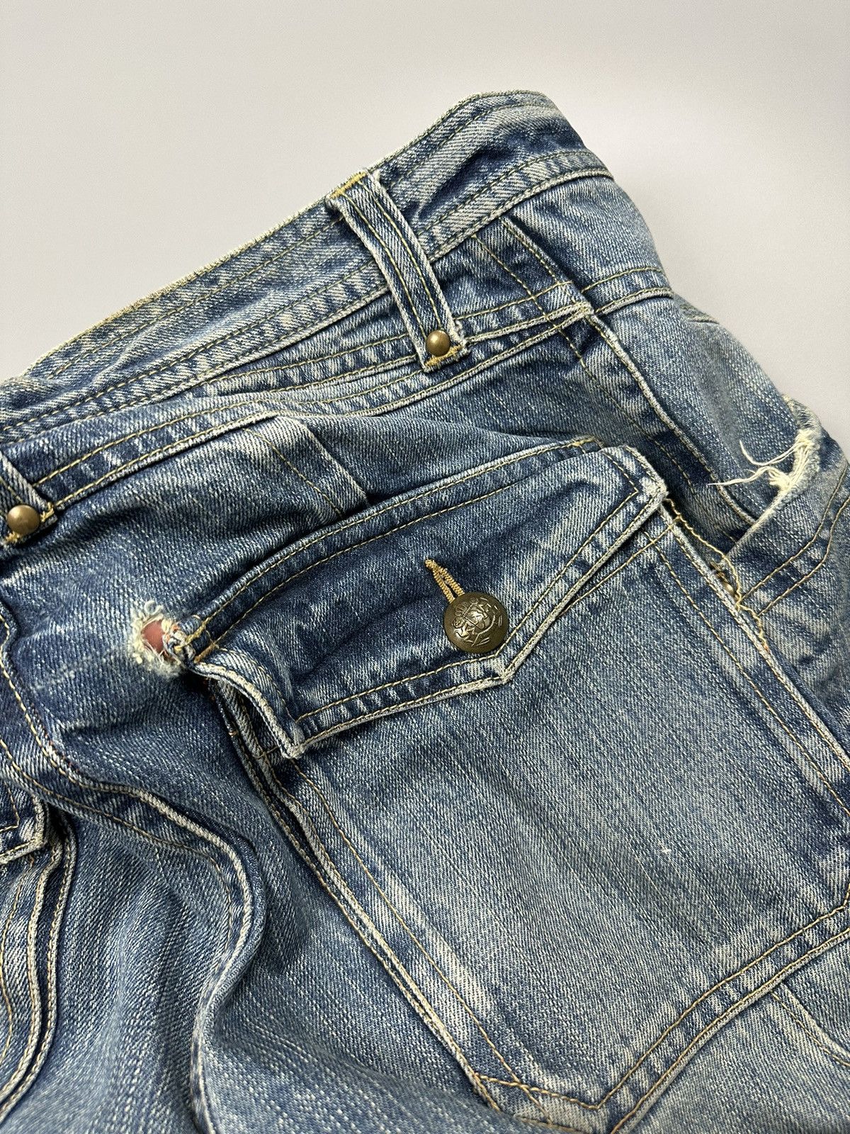 Japanese Brand Distressed Rattle Trap Twist Leg Multipocket Flared Denim Size US 32 / EU 48 - 10 Thumbnail