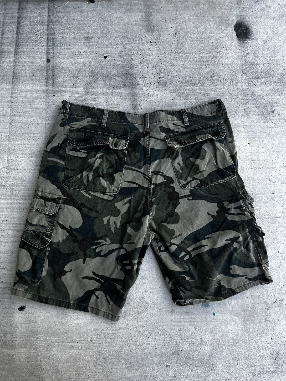 Vintage Vintage Military Camo Cargo Shorts - Size 38 Size US 38 / EU 54 - 2 Thumbnail