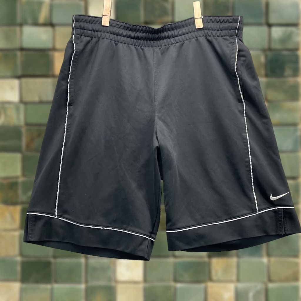 Nike VINTAGE Nike Basketball Shorts Men Large Athletic Retro Training 90s Sportswear Shorts Size US 33 - 1 Thumbnail