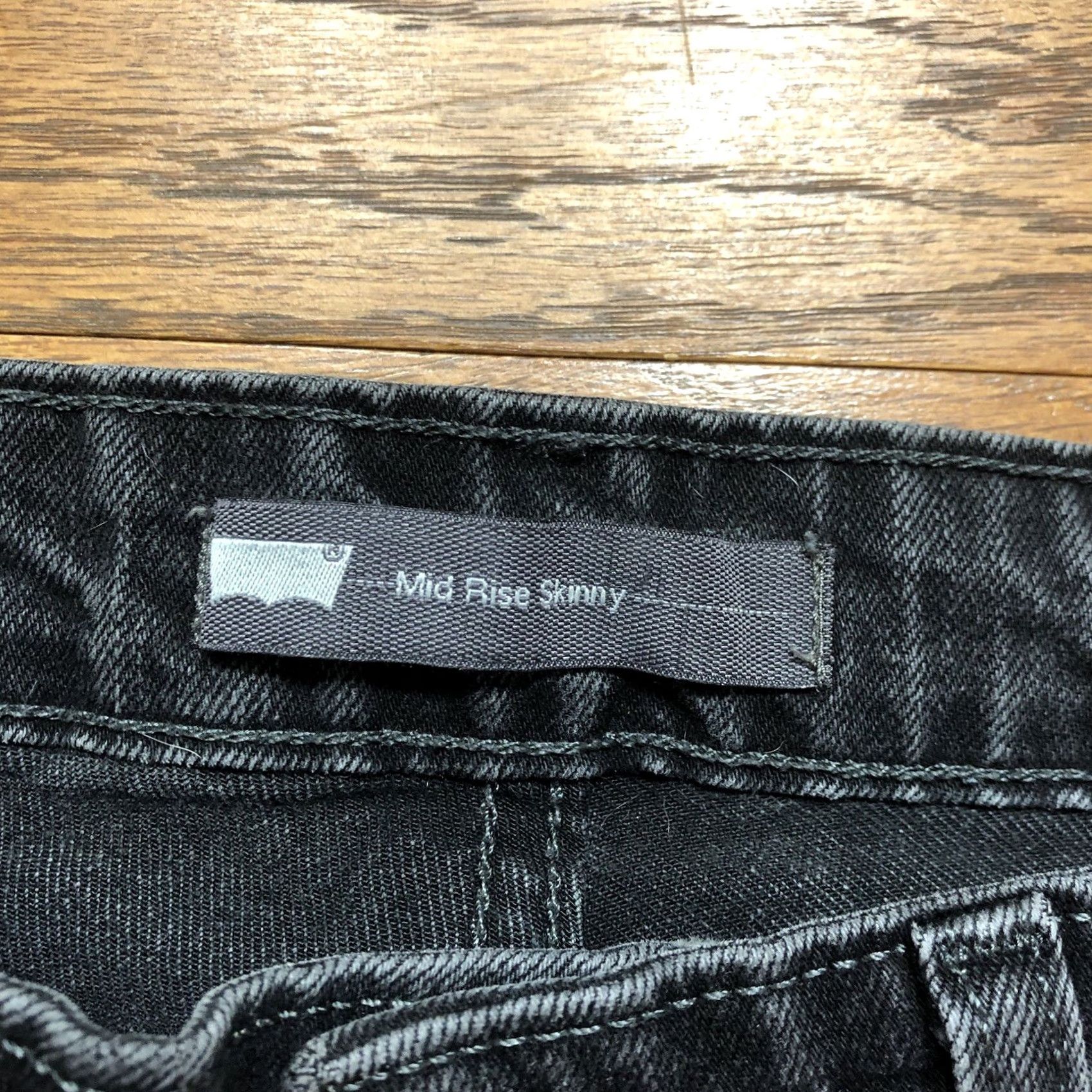 Levi's Levi's Classic Mid Rise Skinny Jeans Womens 8 Black Denim 28 Inseam 5-Pocket Belt Loops Distressed No Light Wash Slim Fit Vintage: No Size 30" / US 8 / IT 44 - 6 Thumbnail