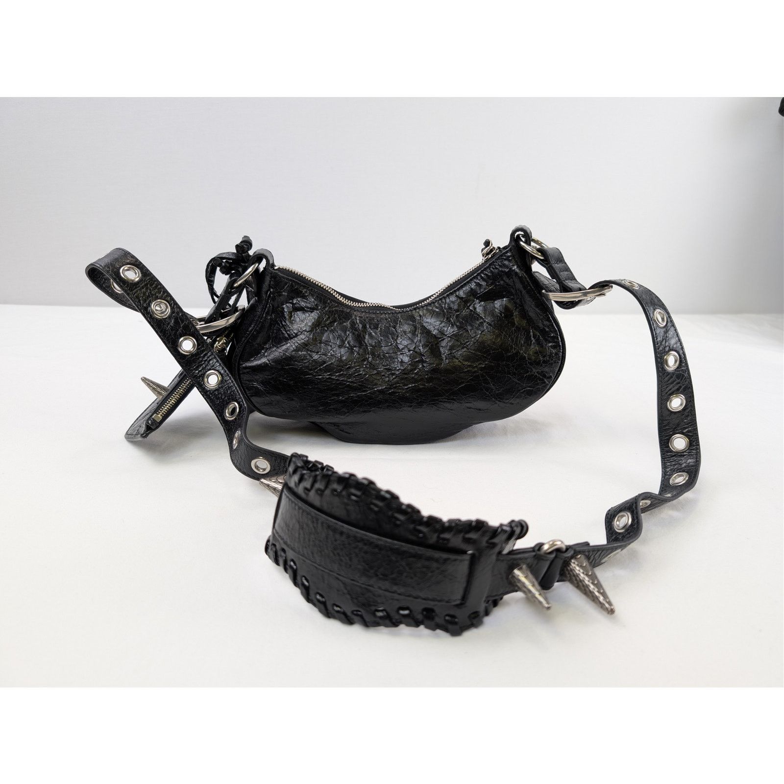Balenciaga o1rshd1 Size:OS/ LE Cagole Shoulder B Arena Lamb W/Spike Bag Size ONE SIZE - 8 Thumbnail