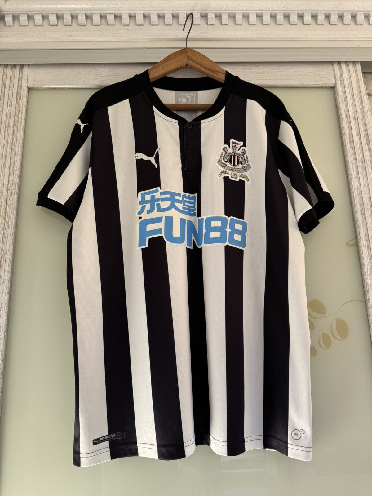Puma Newcastle United 2017-2018 Home Soccer Jersey Football Shirt Size US XL / EU 56 / 4 - 5 Thumbnail