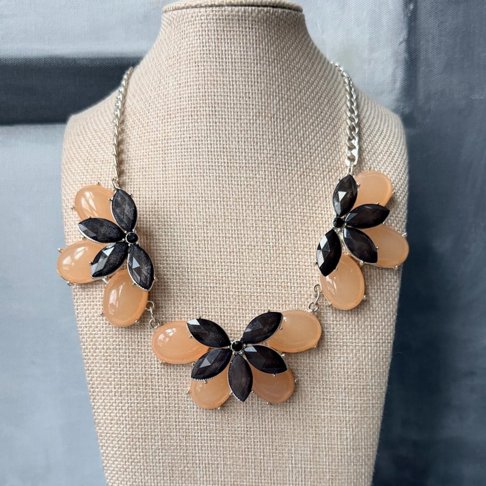 Other VTG New York & Co Black Tan Floral Statement Bib Necklace Size ONE SIZE - 8 Thumbnail