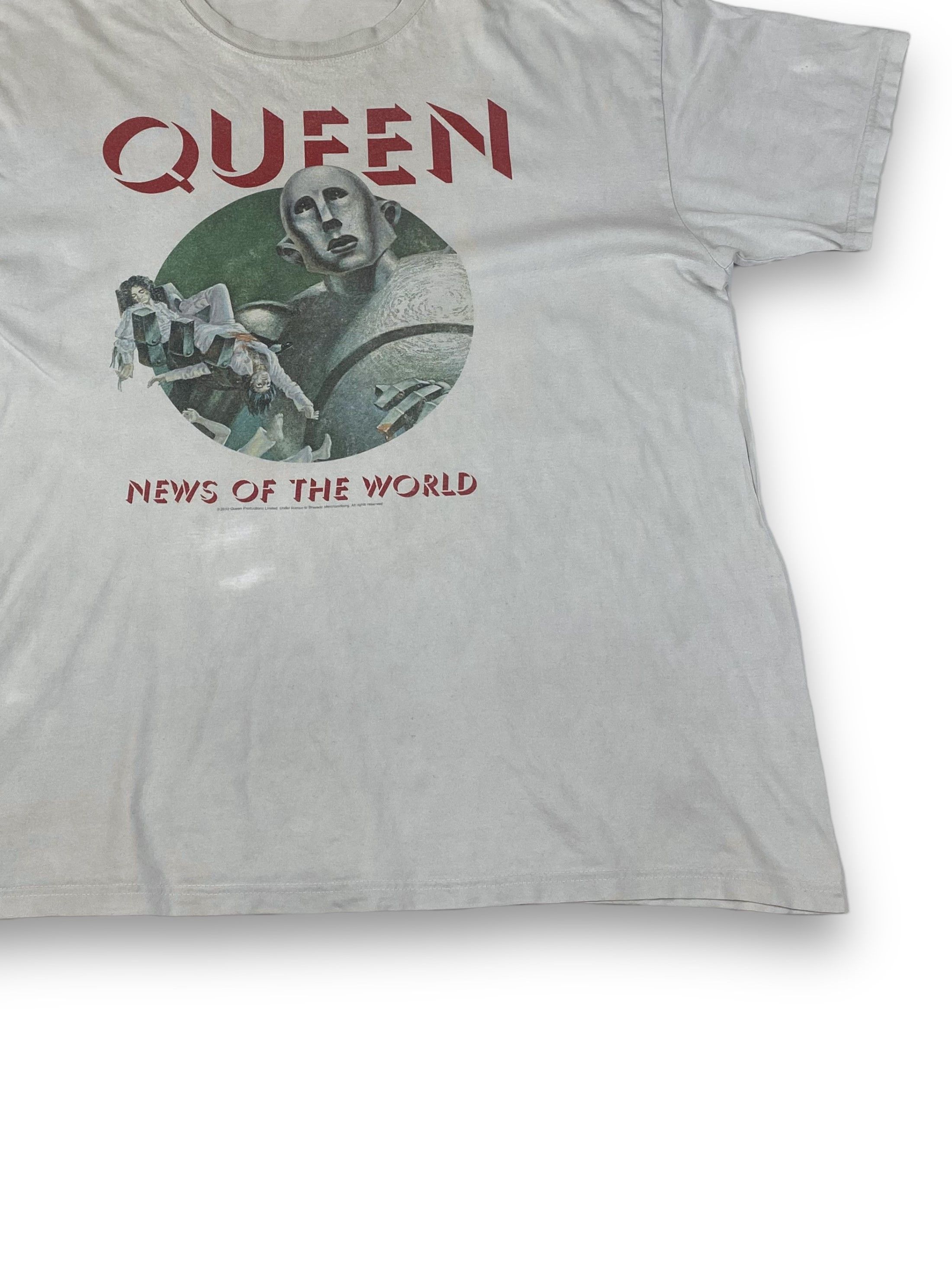 Band Tees Vintage 2012 QUEEN News Of The World Album Big Logo Tee M628 Size US XL / EU 56 / 4 - 2 Thumbnail