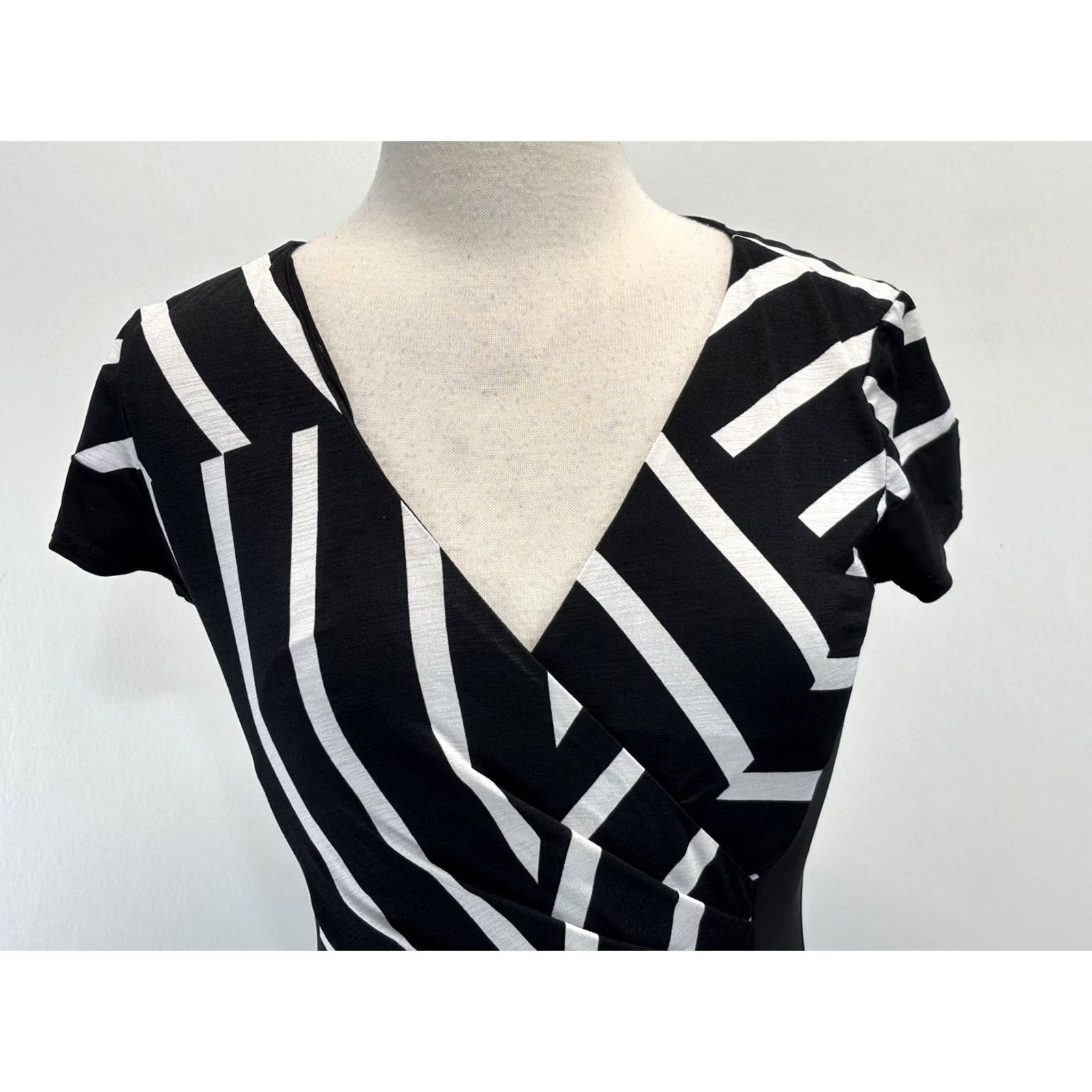 Joseph Ribkoff Joseph Ribkoff Ruched Faux Wrap Dress Womens 8 Sheath Black White Stripe Stretch Shimmer Knee Length V-Neck 3/4 Sleeve Pullover Party Cocktail Size M / US 6-8 / IT 42-44 - 5 Thumbnail