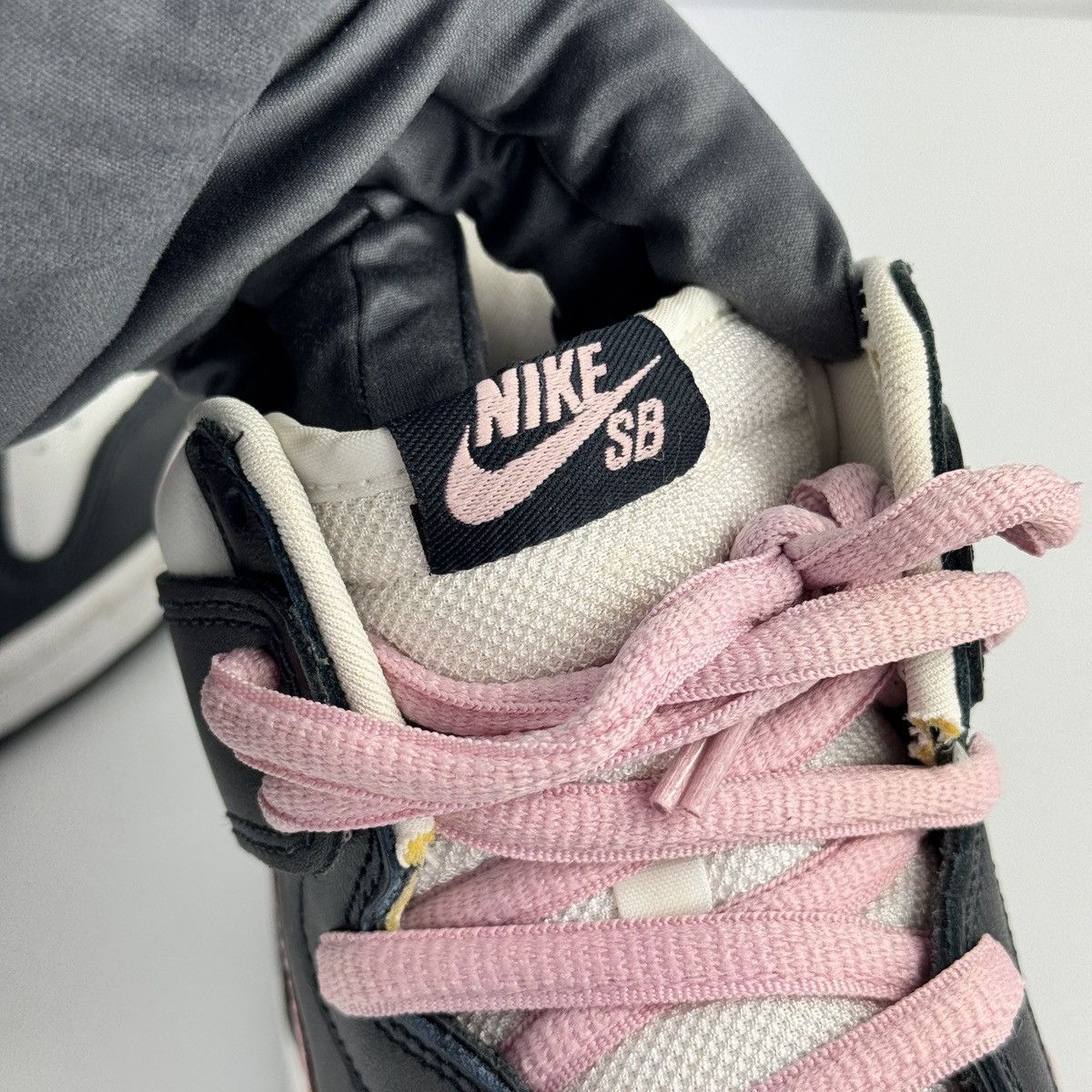 Nike 2005 NIKE SB DUNK HIGH OBSIDIAN SHY PINK VINTAGE Size US 9 / EU 42 - 7 Thumbnail