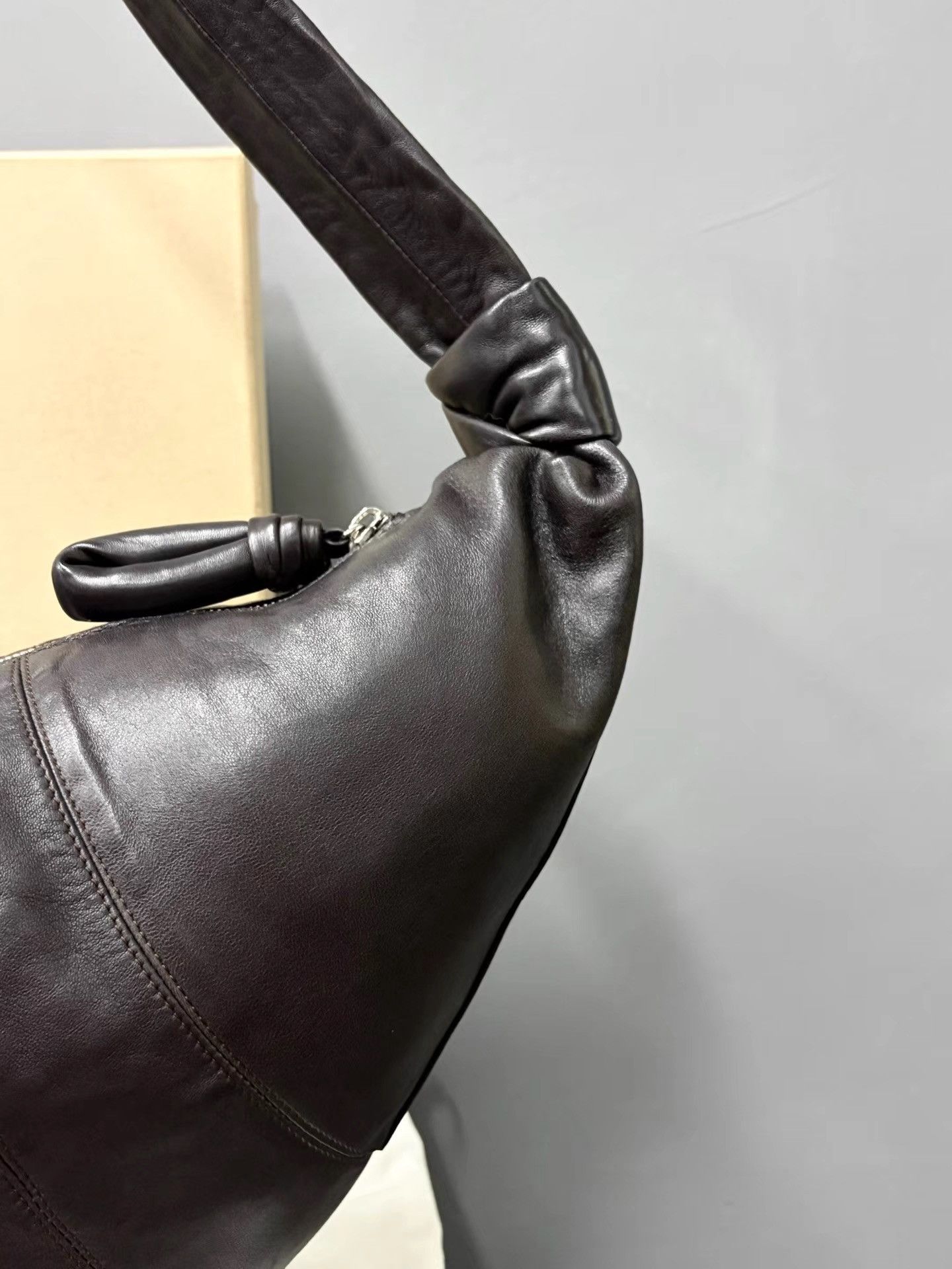 Lemaire Lemaire Large Dark Chocolate Lambskin Croissant Bag K34 Size ONE SIZE - 4 Thumbnail
