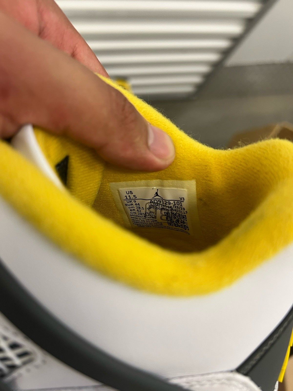 Jordan Brand Jordan 4 Retro Vivid Sulfur AQ9129101 Size 11.5 US Women New Size US 10 / EU 43 - 7 Thumbnail