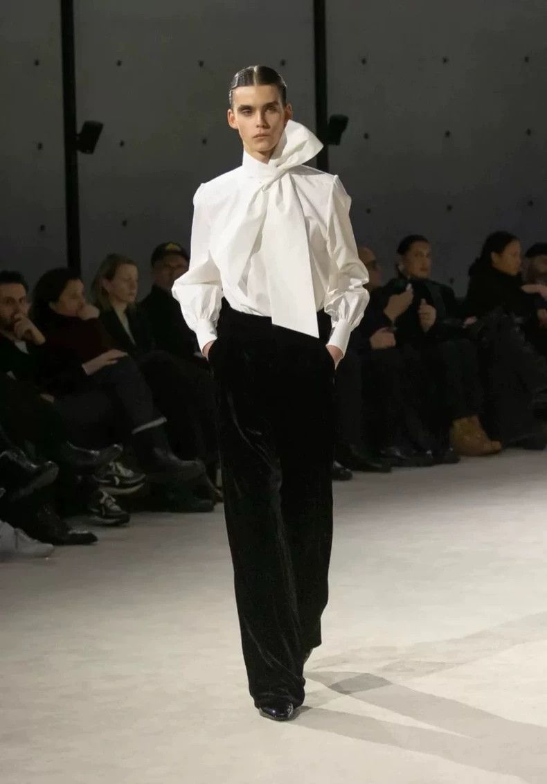 Yves Saint Laurent Saint Laurent size 39 23 Runway Style Big Standing Bow Tie Size US M / EU 48-50 / 2 - 3 Thumbnail