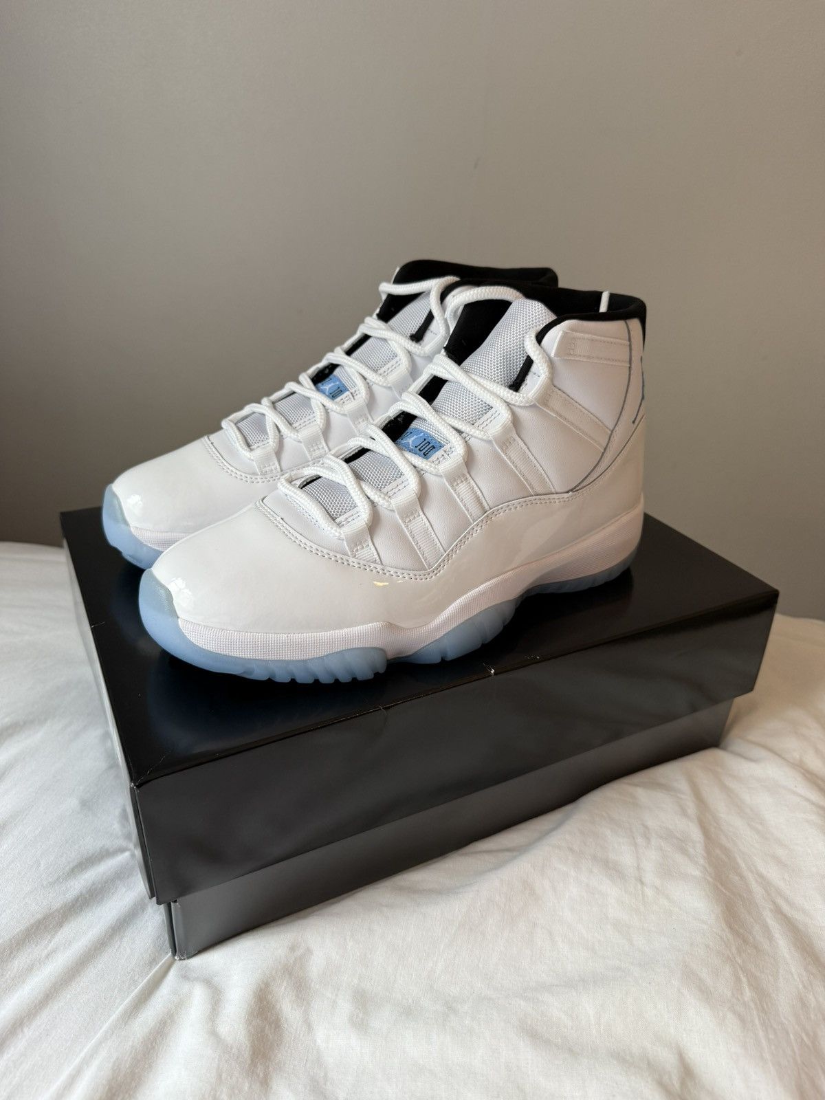 Jordan Brand × Nike NIKE AIR JORDAN 11 RETRO WHITE / LEGEND BLUE Size US 10 / EU 43 - 2 Thumbnail