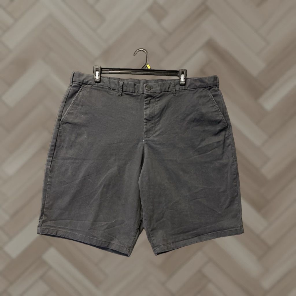 Gap VINTAGE Gap Chino Shorts Men Size 40 Black Casual Flat Front Cotton All Season Size US 40 / EU 56 - 1 Thumbnail