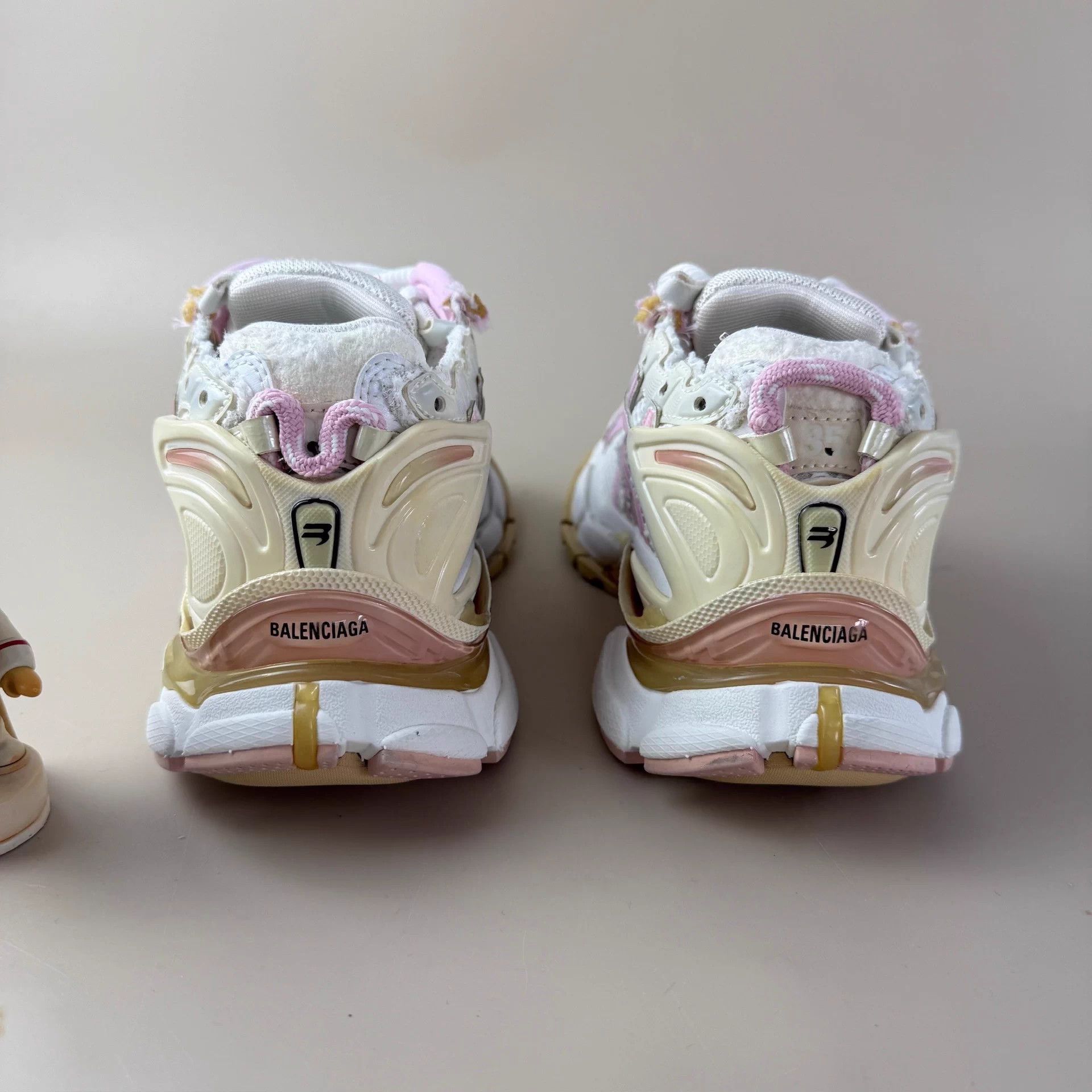 Balenciaga Balenciaga White Pink Runner Sneakers 35 99% New Size US 4 / IT 34 - 3 Thumbnail
