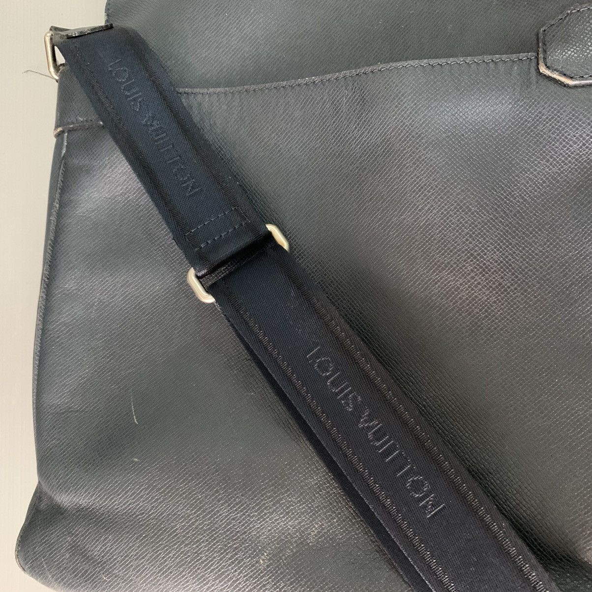 Louis Vuitton Louis Vuitton Taiga Leather Mesengger Bag Size ONE SIZE - 12 Thumbnail