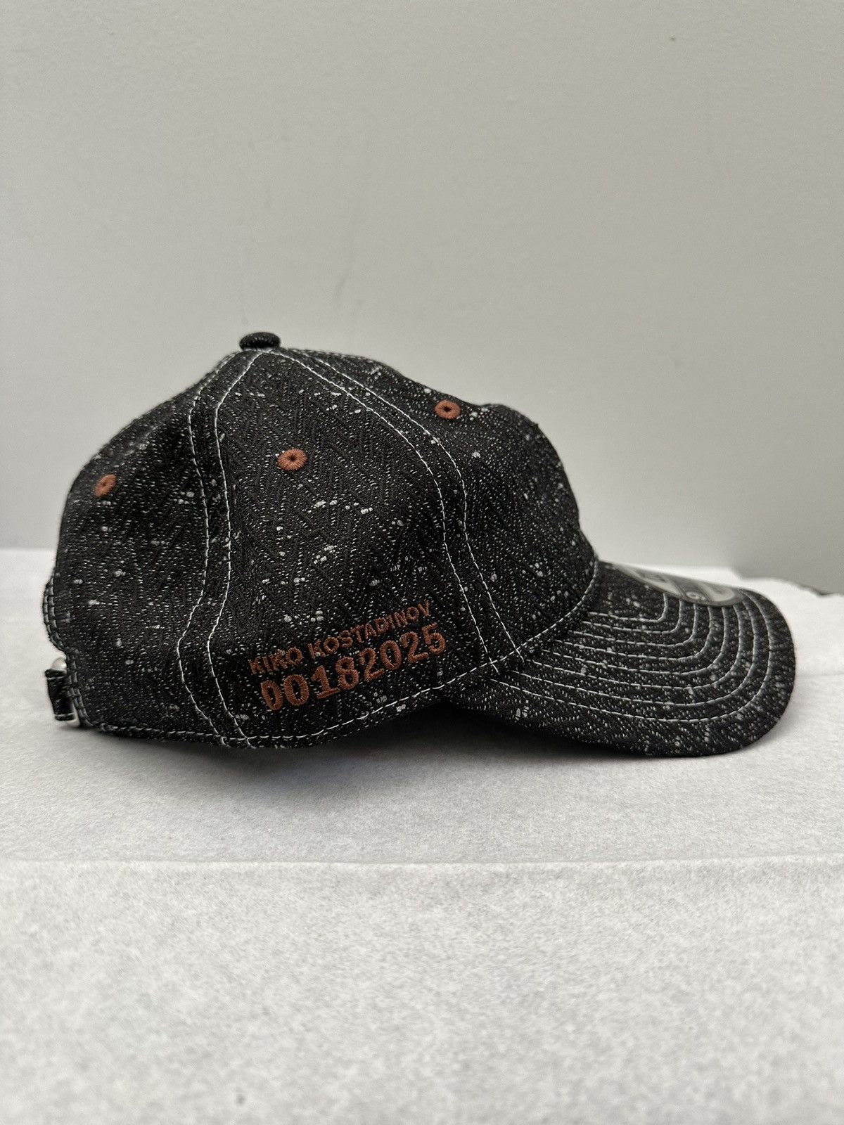Kiko Kostadinov × New Era SS25 Japan Exclusive Single K Hat Ash Black Size ONE SIZE - 2 Thumbnail