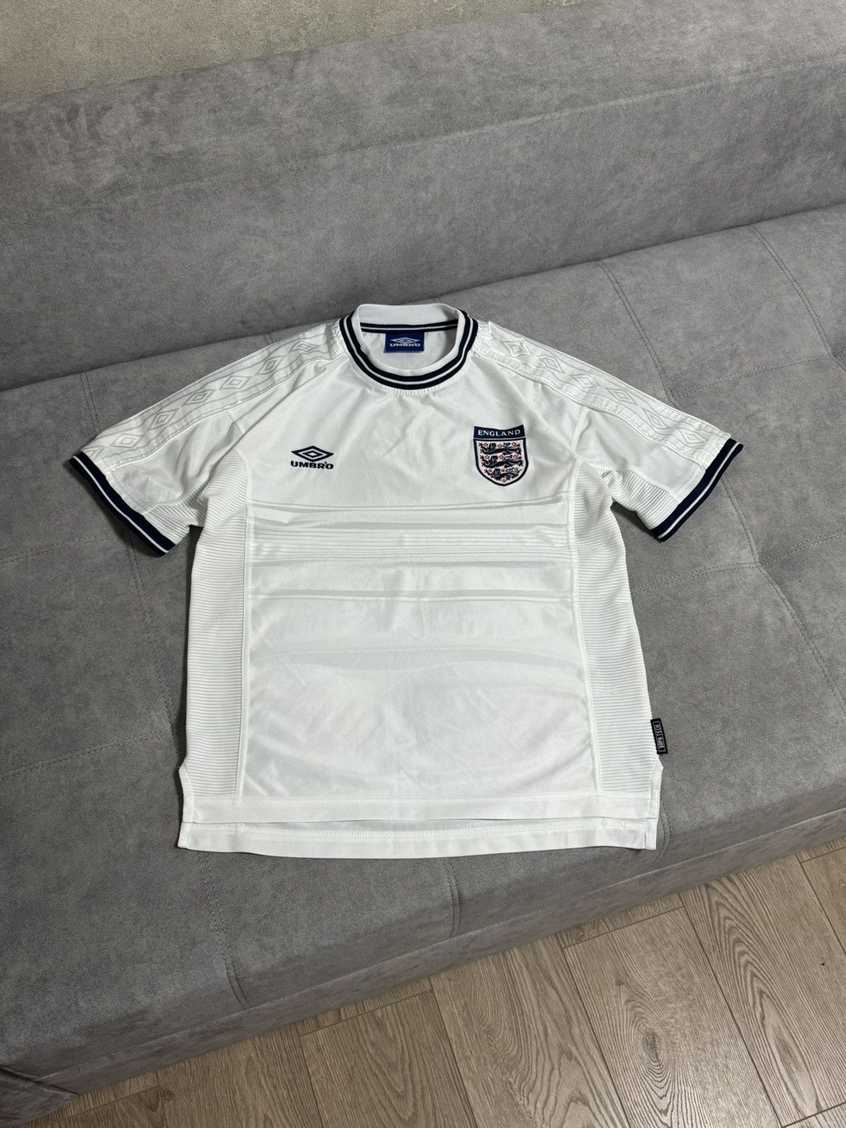 Umbro Vintage Umbro England 00/01 Y2K soccer jersey retro t-shirt Size US M / EU 48-50 / 2 - 1 Thumbnail