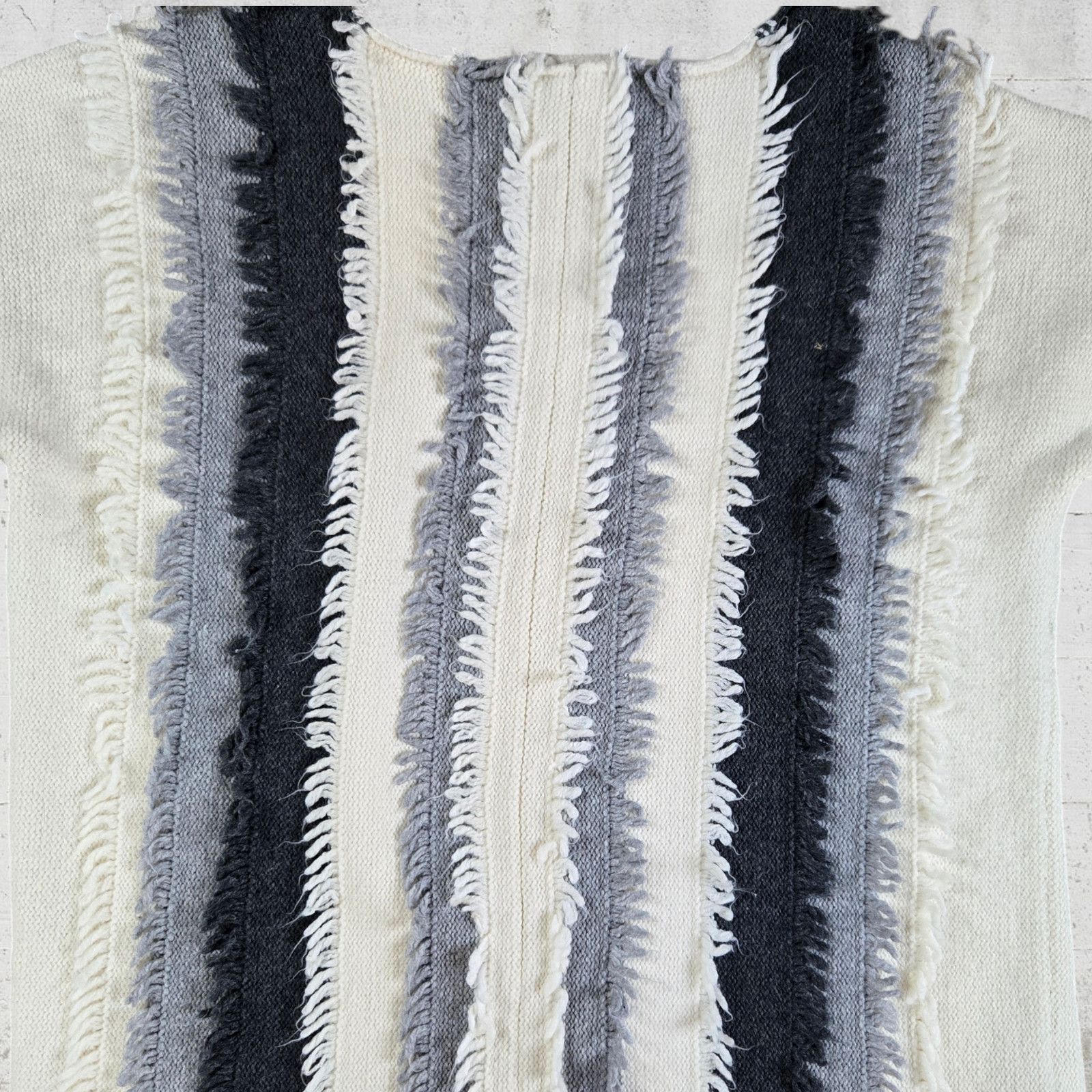Vince Camuto Vince Camuto White Gray Fringe Sweater Size XS Size XS / US 0-2 / IT 36-38 - 3 Thumbnail