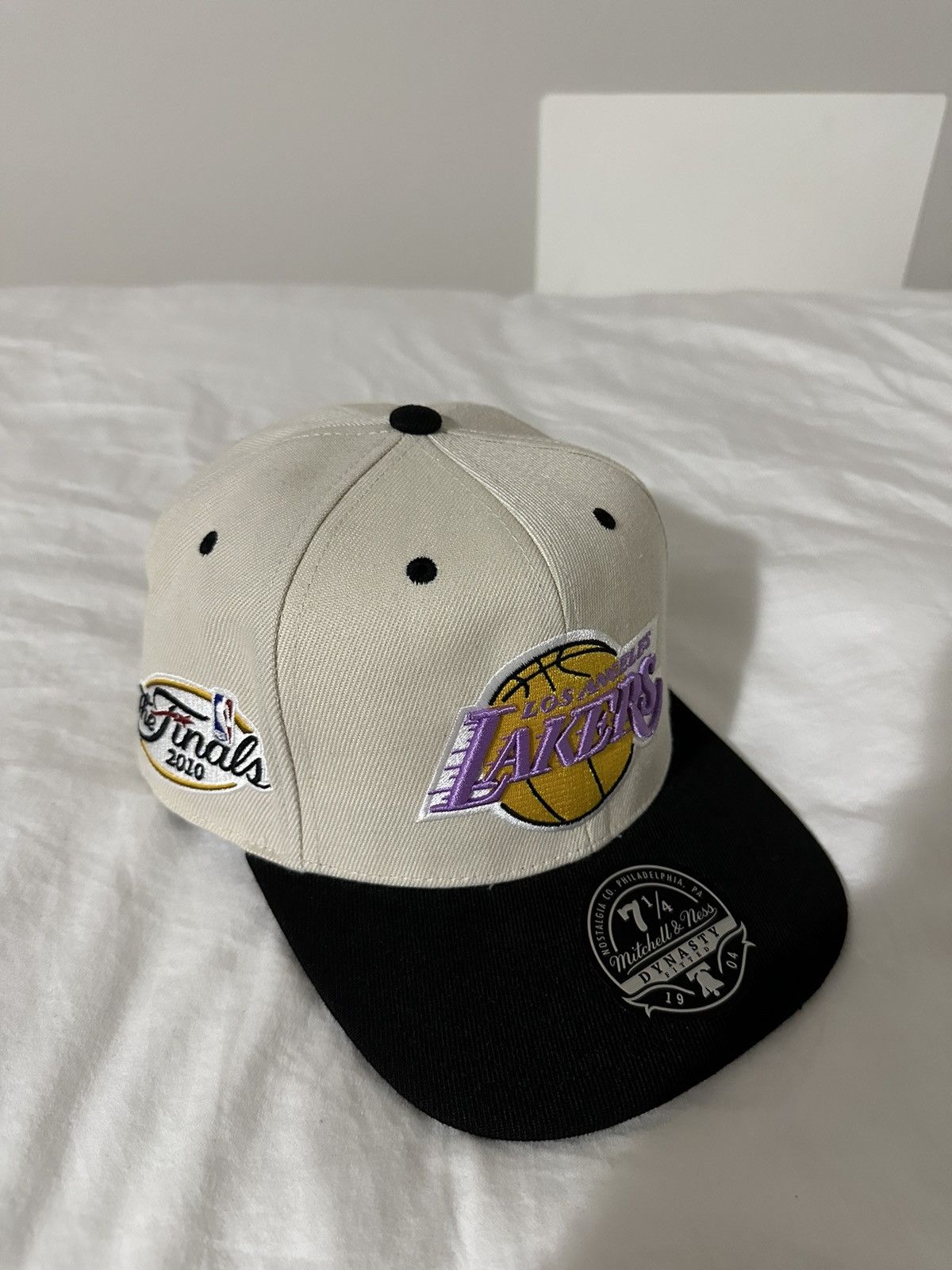 image of New Era Los Angeles Lakers Mitchell Ness Fitted 7 1/4 in Off White, Men's