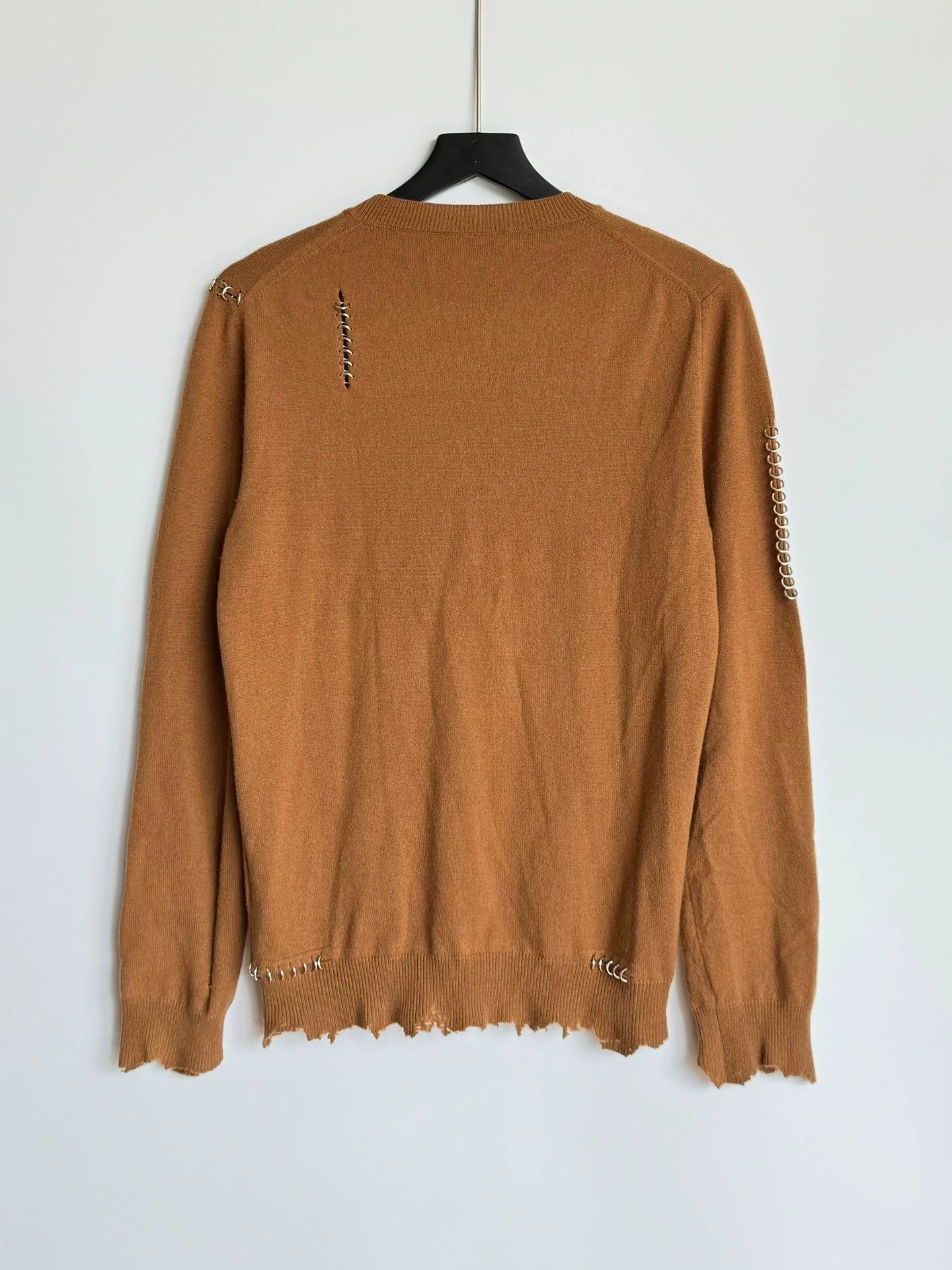 Alexander McQueen Alexander McQueen Distressed Metal Ring Cashmere Sweater XS Size XS / US 0-2 / IT 36-38 - 4 Thumbnail