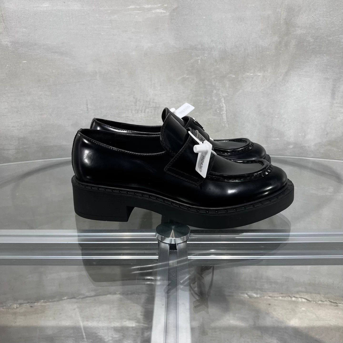 Prada Prada metal triangle logo leather loafer 38 Size US 8 / IT 38 - 4 Thumbnail