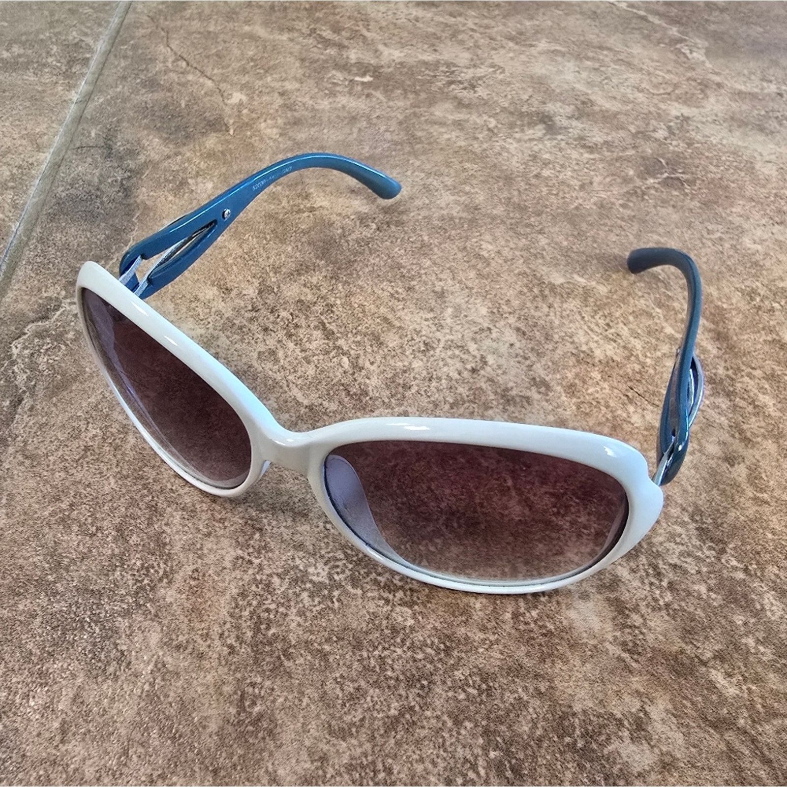 Other White Teal Blue Oversized Sunglasses Size ONE SIZE - 1 Thumbnail