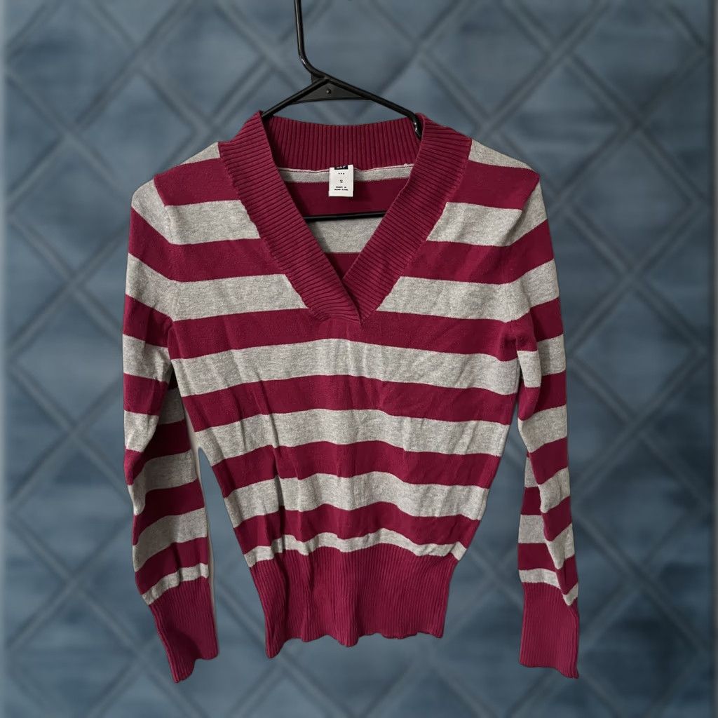 Gap VINTAGE Gap Women's Sweater V-Neck Long Sleeve Striped Size Small Pink Gray Size S / US 4 / IT 40 - 1 Thumbnail
