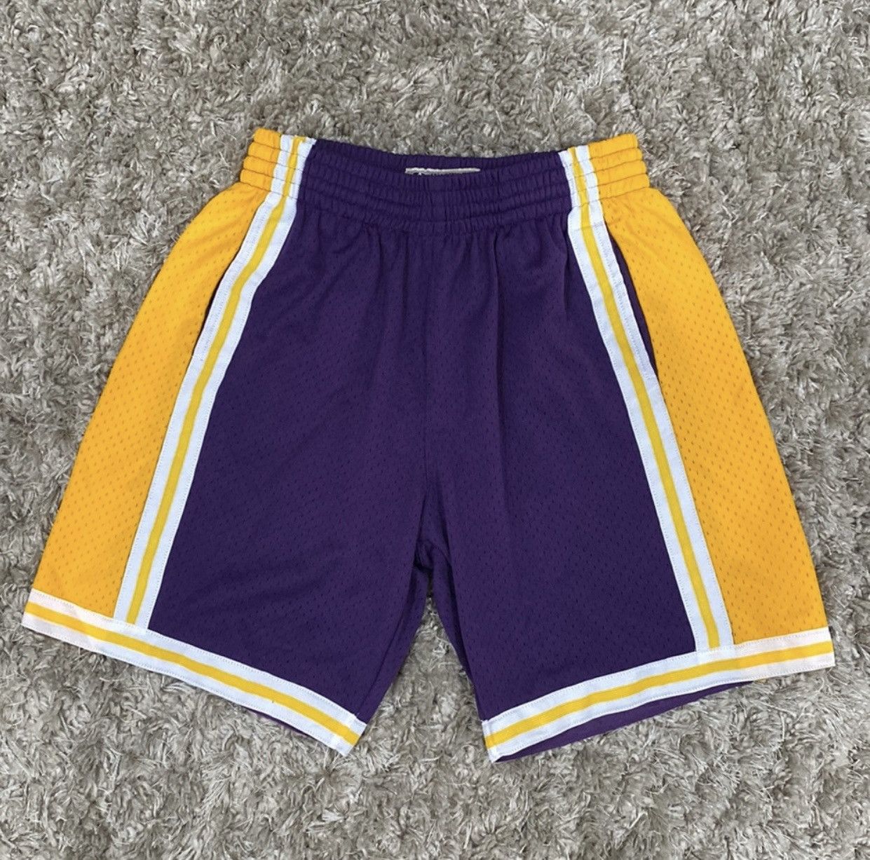 Vintage Mitchell and Ness Lakers Shorts Size US 32 / EU 48 - 1 Thumbnail