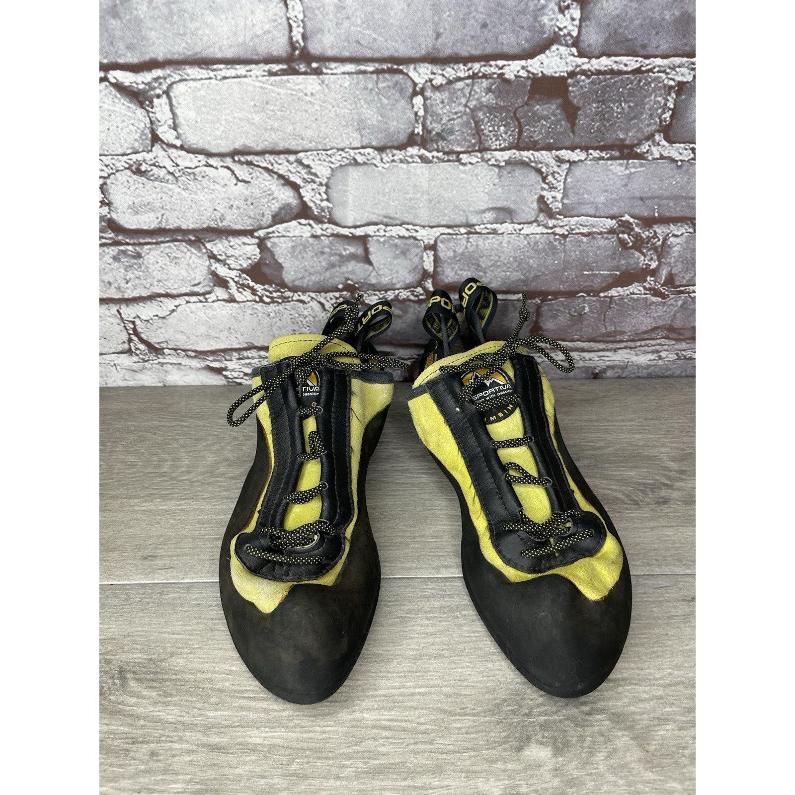 La Sportiva La Sportiva Vibram Miura Black Synthetic Yellow Climbing Sho Size US 10.5 / EU 43-44 - 16 Thumbnail