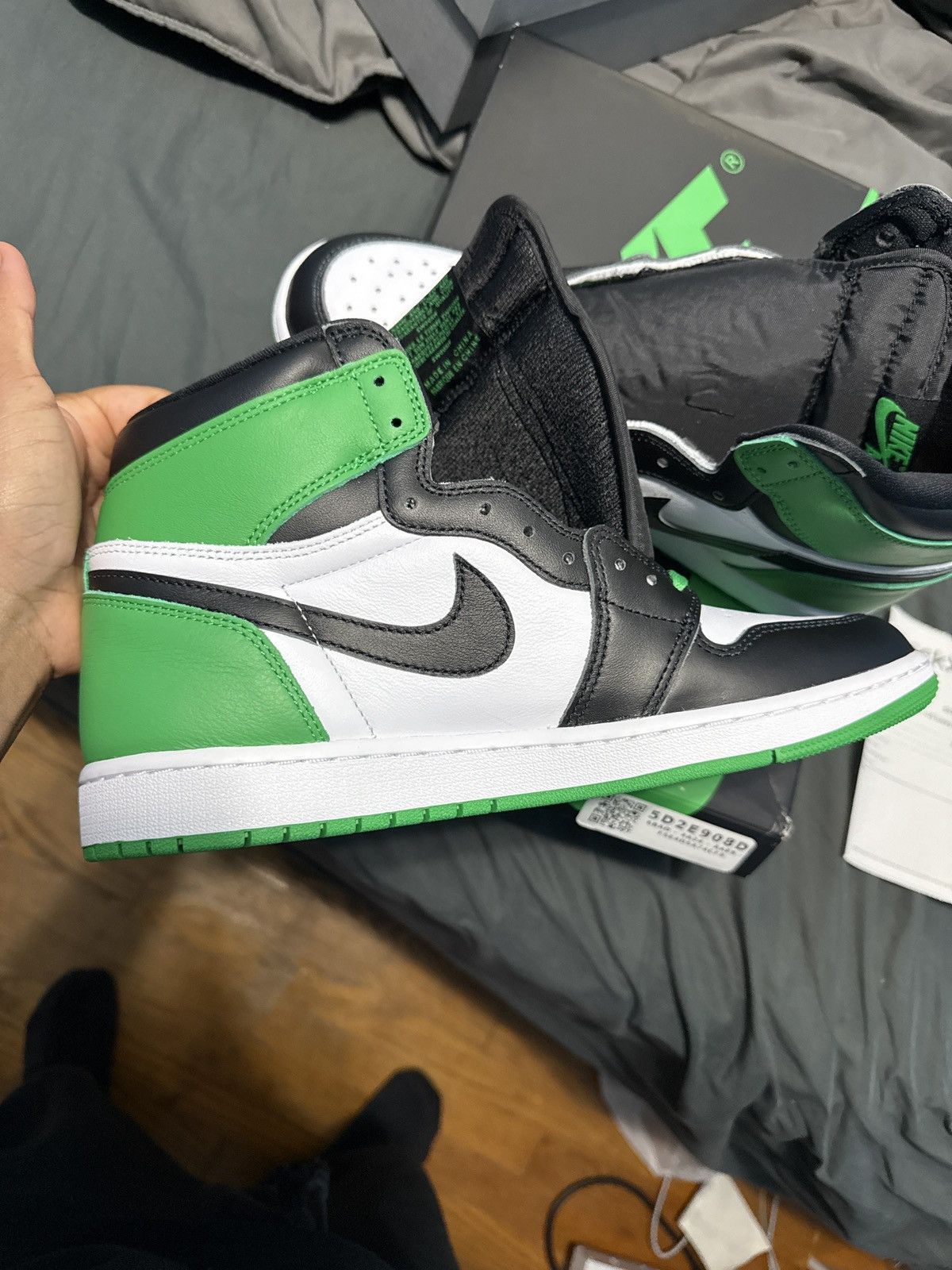 Nike Air Jordan 1 Retro HIGH OG Lucky Green Size US 10.5 / EU 43-44 - 1 Thumbnail