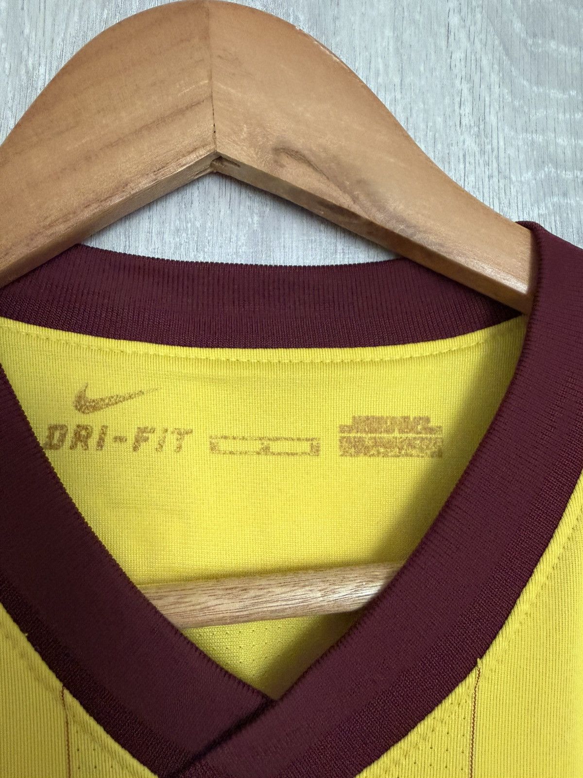 Nike Rare Nike Fly Emirates Arsenal Dri-Fit Jersey Soccer Men's Size US L / EU 52-54 / 3 - 4 Thumbnail