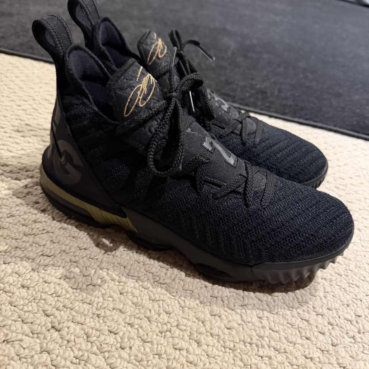 Nike Nike LeBron 16 I’m king black and gold size 7Y/W 8.5 Size US 7 / EU 40 - 7 Thumbnail