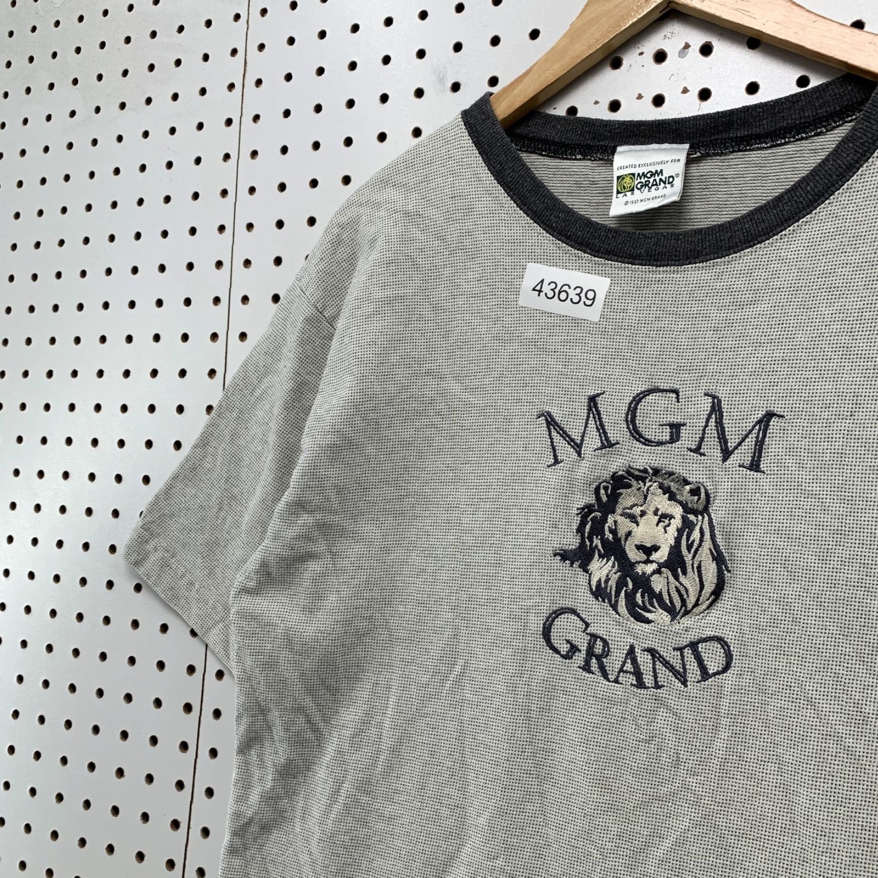 Vintage VINTAGE MGM Grand Gray Shirt 90s Large Single Stitch Las Vegas Mens T-Shirt Size US L / EU 52-54 / 3 - 6 Thumbnail