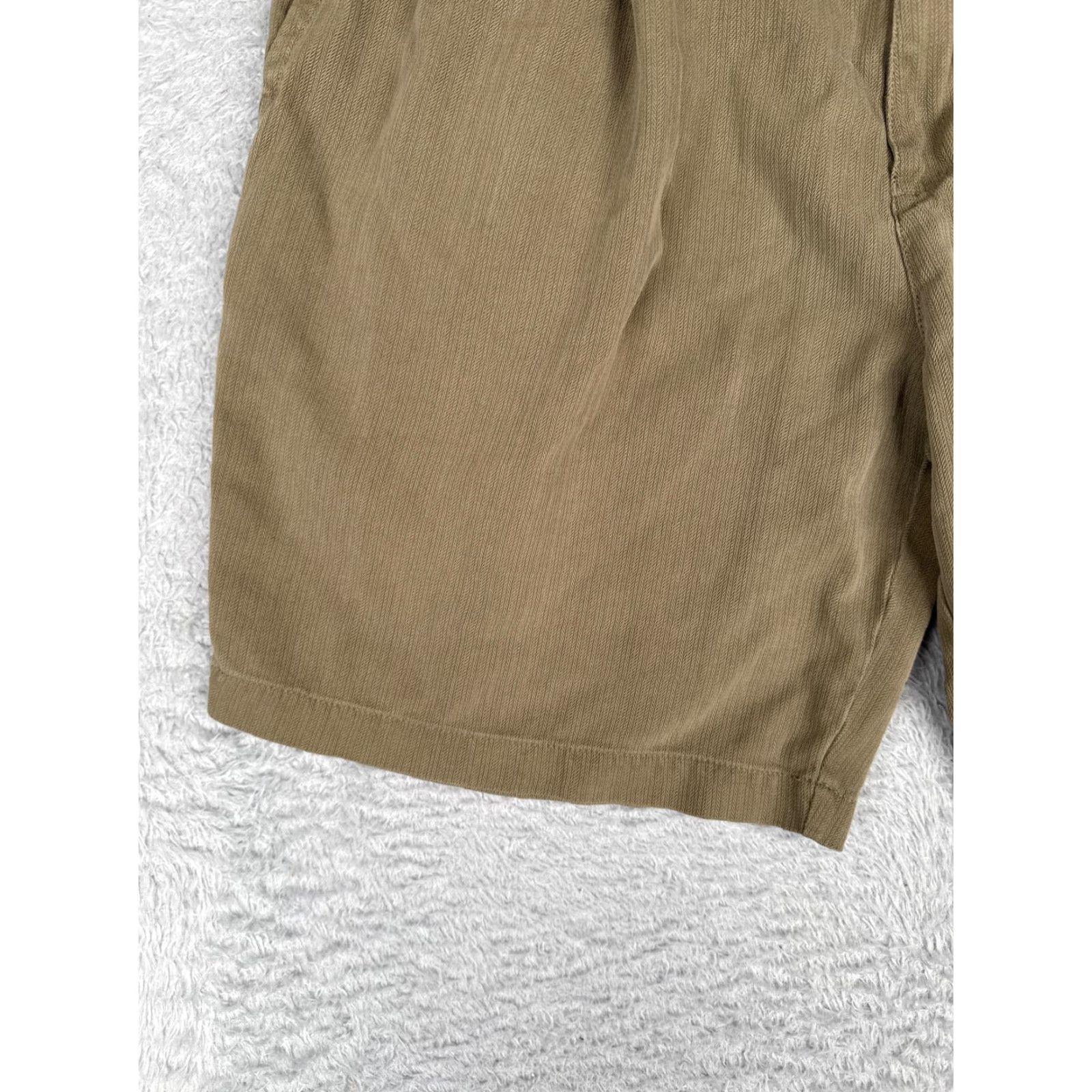 Tommy Bahama VINTAGE Tommy Bahama Chino Shorts Mens 34 Khaki Silk 100% Relaxed Pleated Herringbone Golf/Beach Casual Mens Regular 34 Khaki Silk Chino Shorts Mens Size US 34 / EU 50 - 3 Thumbnail
