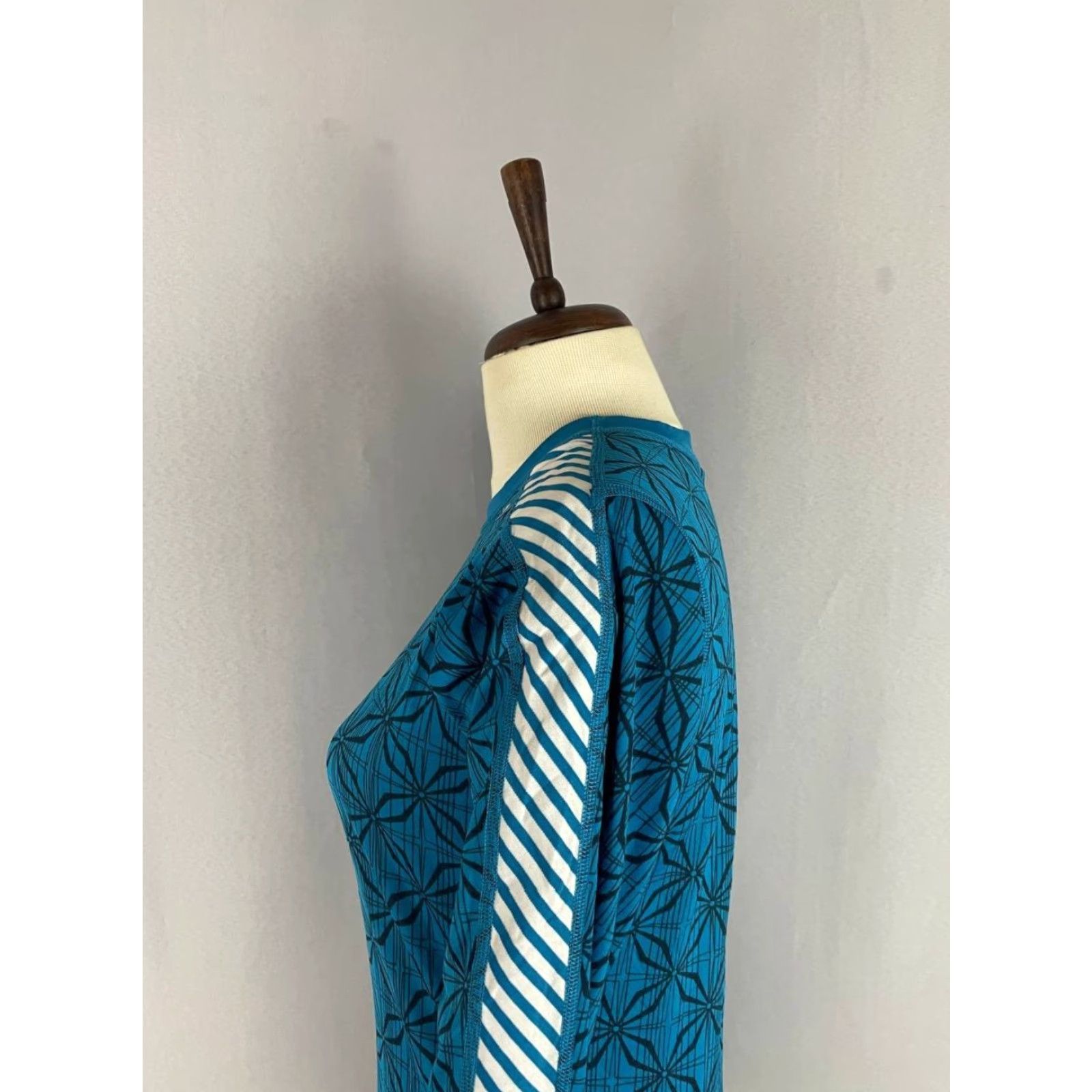 Helly Hansen Helly Hansen Womens Fleece Sweatshirt Geometric Pattern Blue Crew Neck L Regular Adults Menus?? Size L / US 10 / IT 46 - 6 Thumbnail